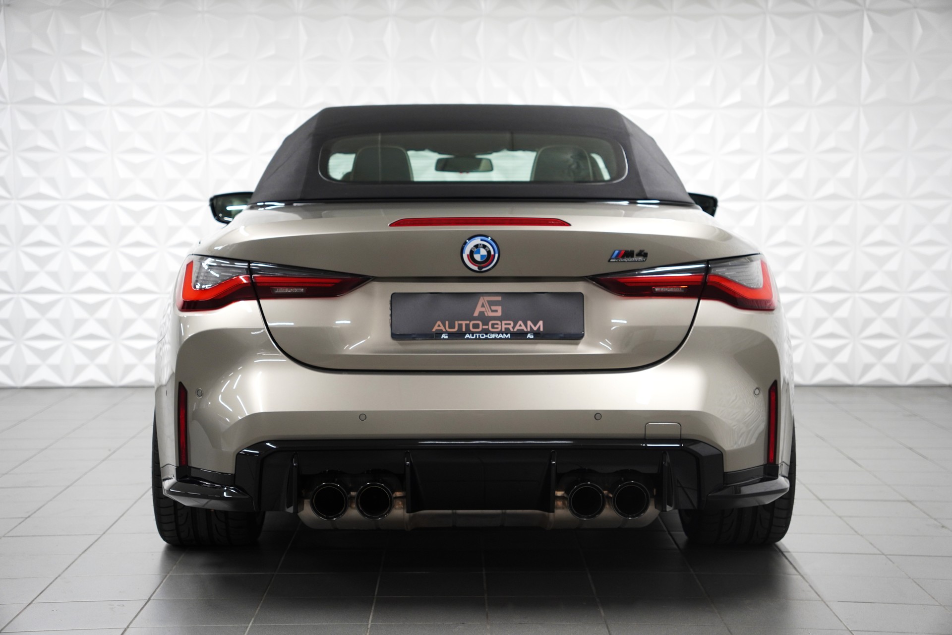 BMW M4 Cabrio Competition M xDrive-showroom-element-3