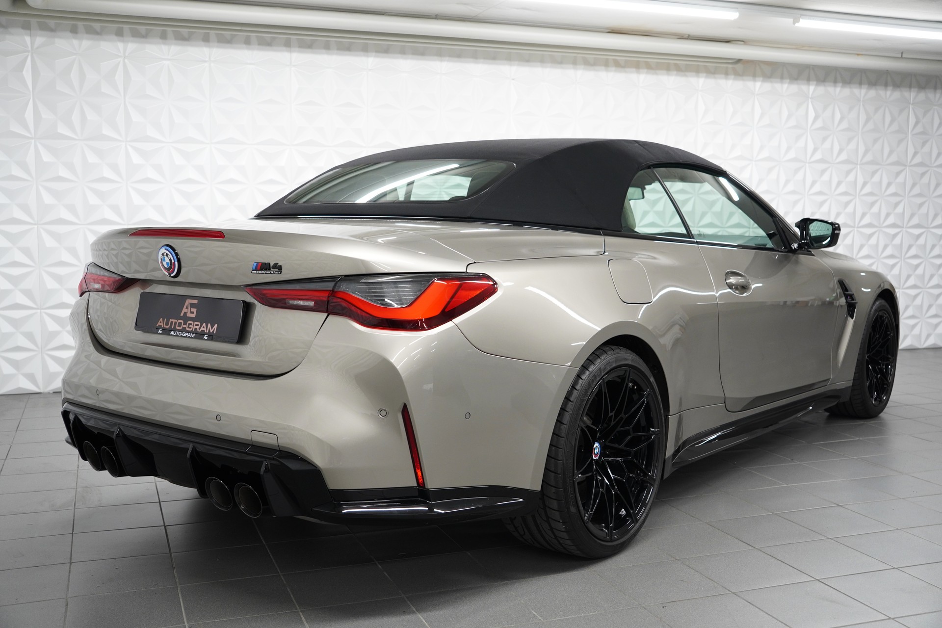 BMW M4 Cabrio Competition M xDrive-image-4
