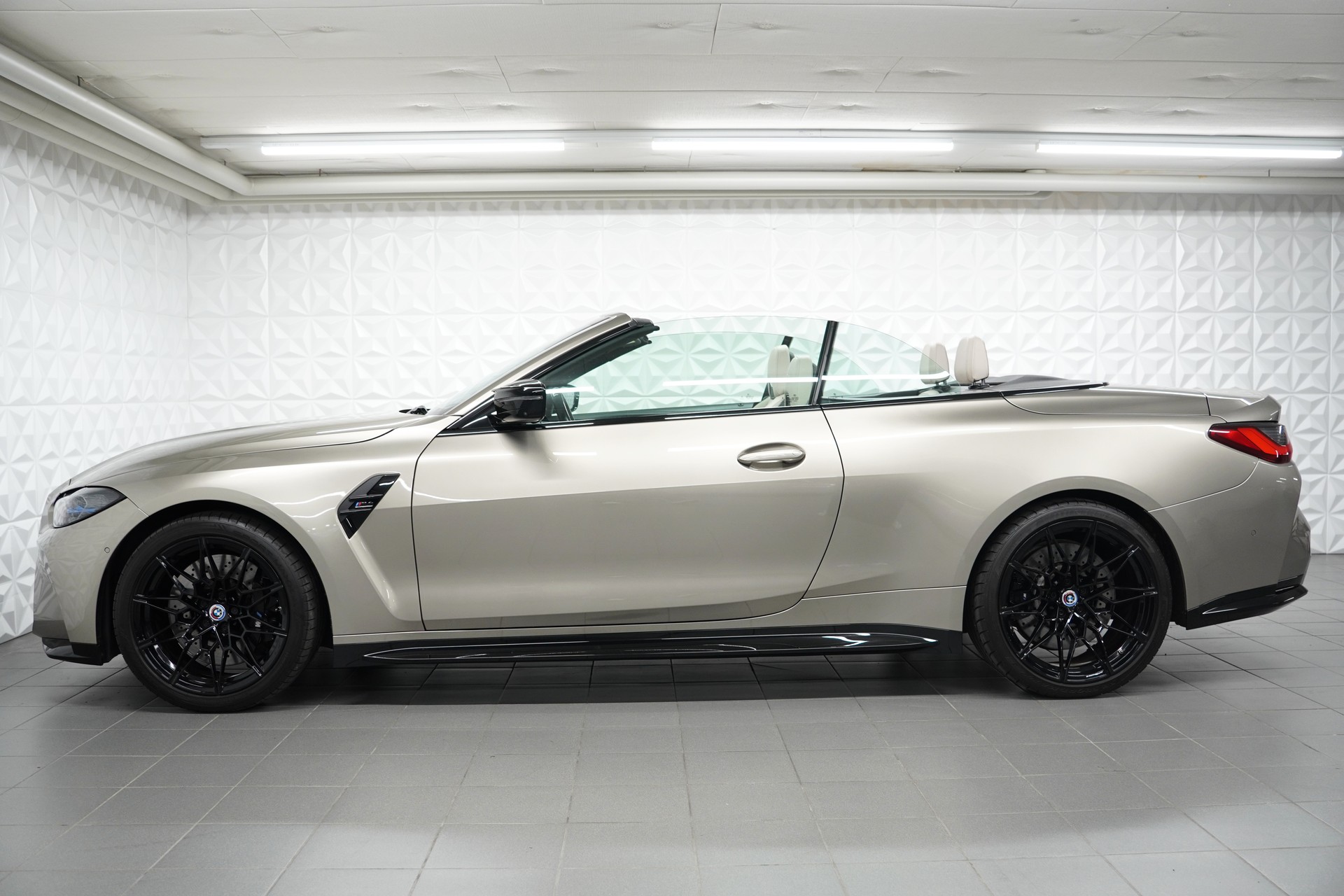 BMW M4 Cabrio Competition M xDrive-showroom-element-1
