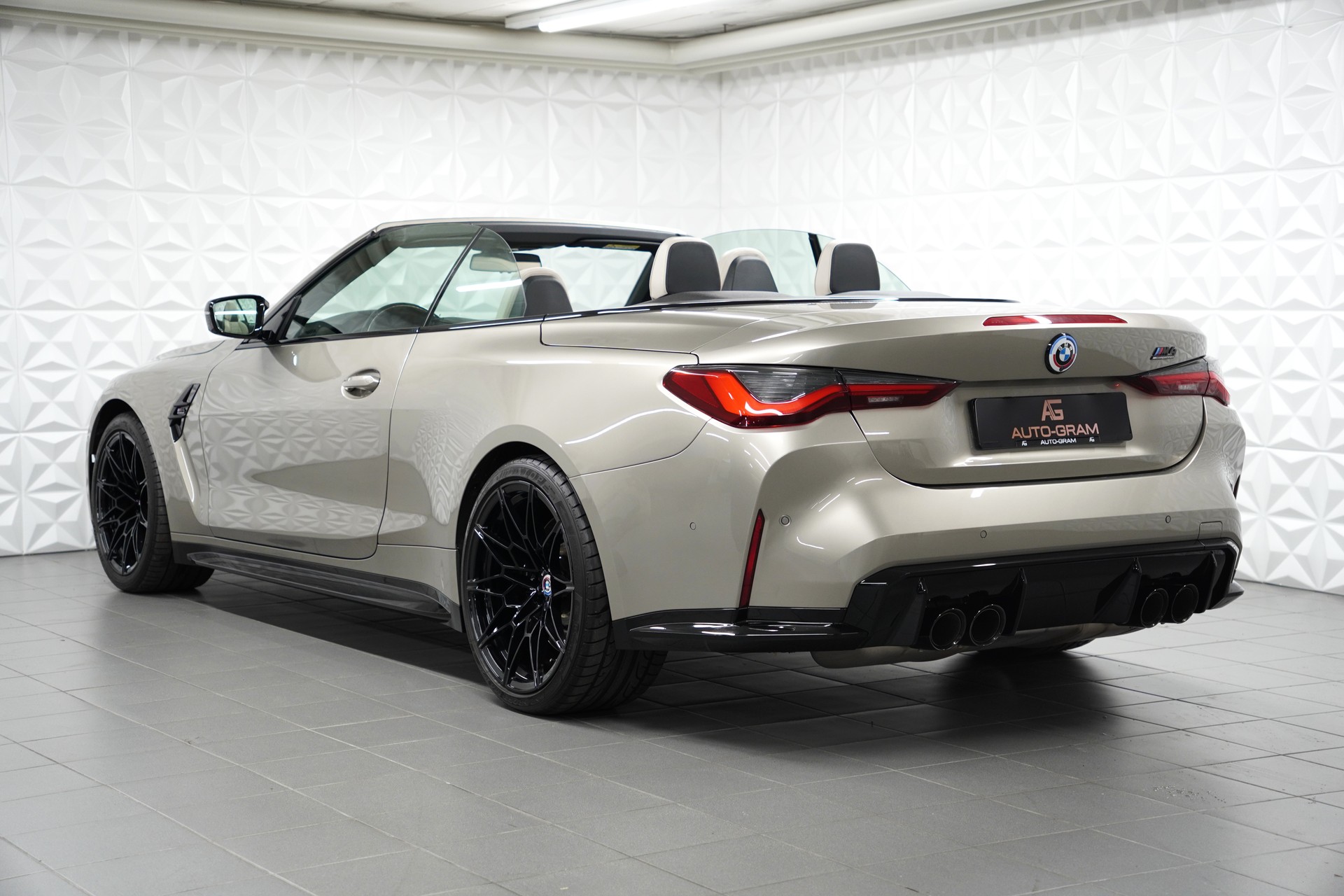 BMW M4 Cabrio Competition M xDrive-showroom-element-2