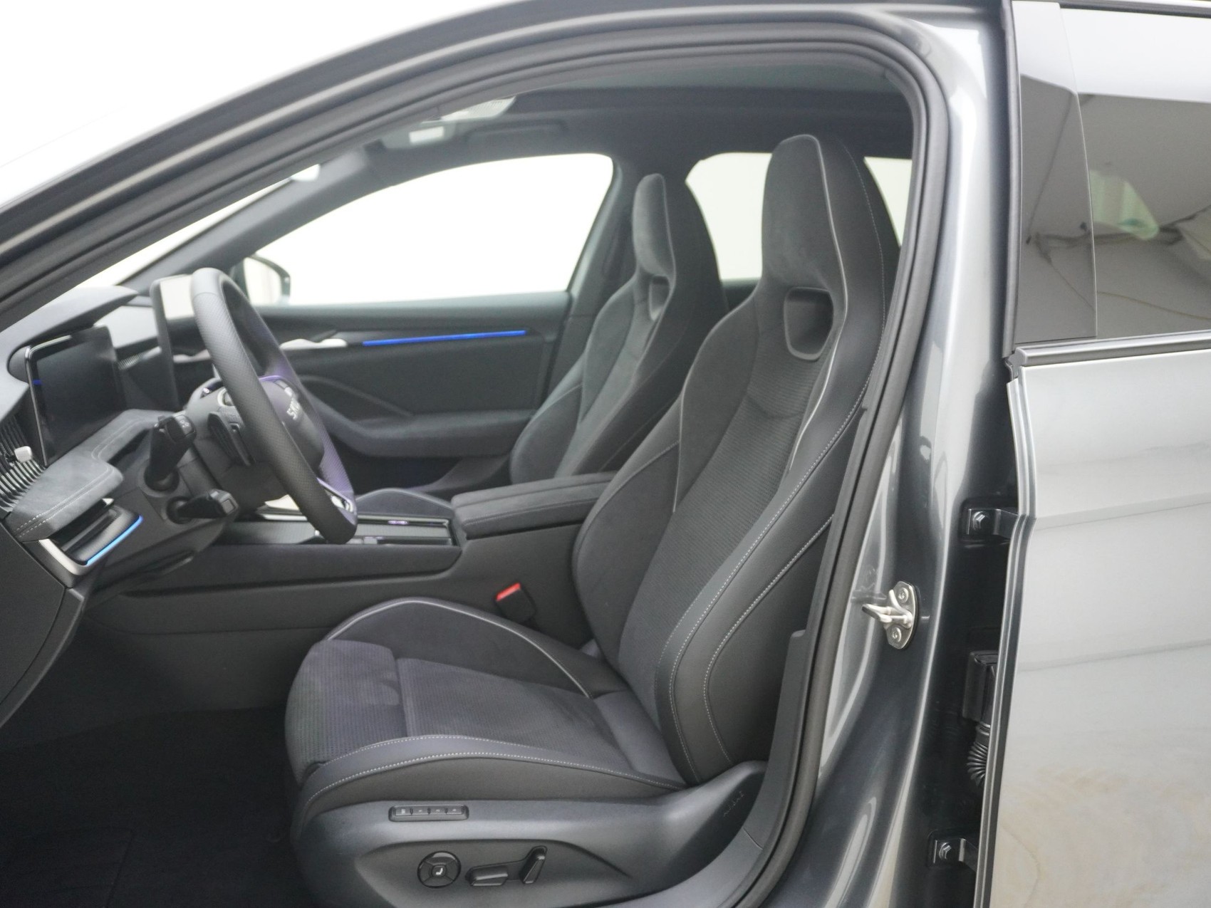 SKODA Superb 2.0 TSI Sportline 4x4 DSG-image-12