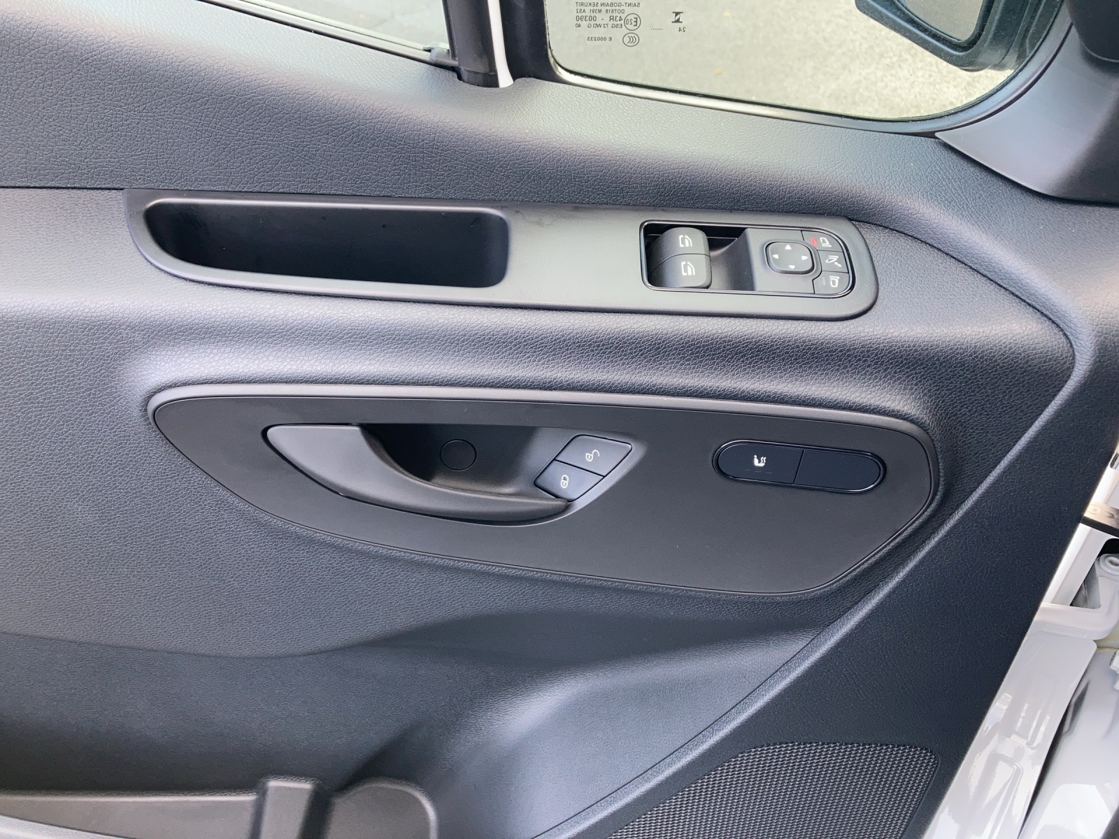 MERCEDES-BENZ eSprinter 320 KA S Pro-image-15