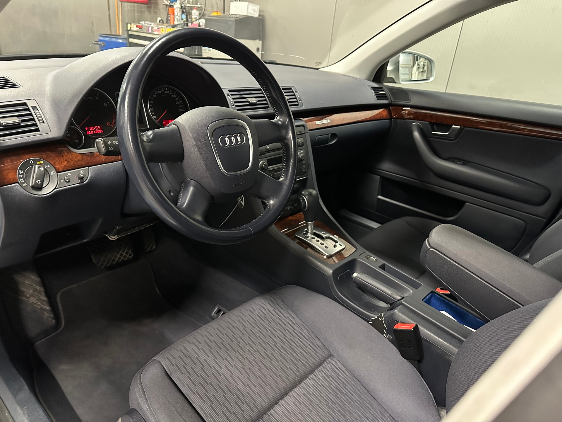 AUDI A4 3.2 FSI quattro-image-8