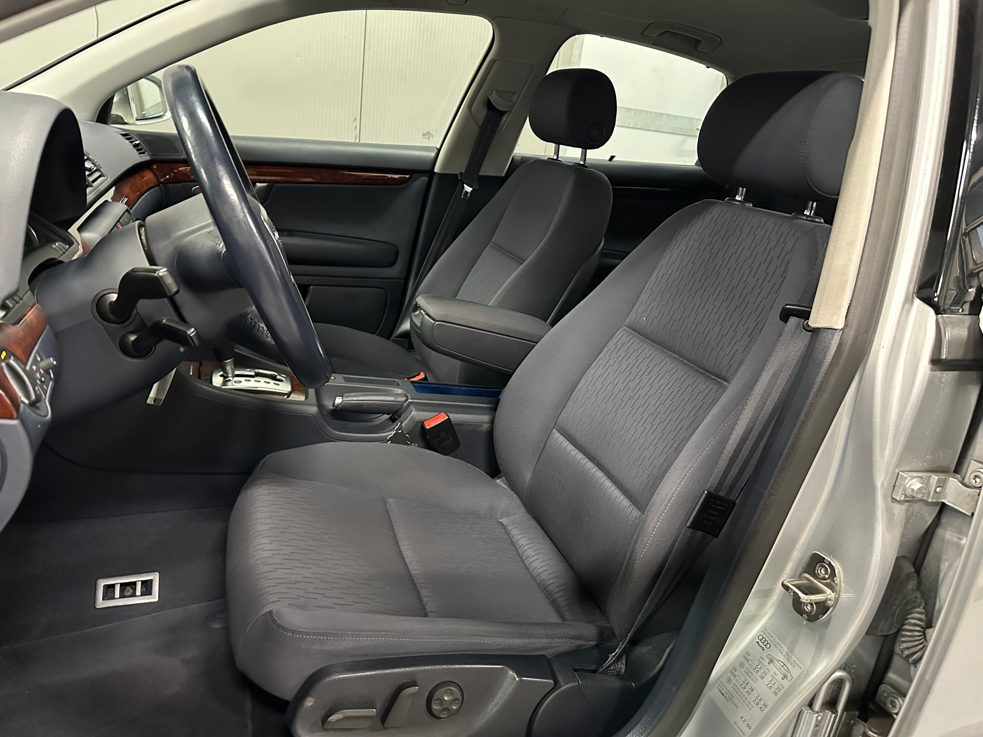 AUDI A4 3.2 FSI quattro-image-10