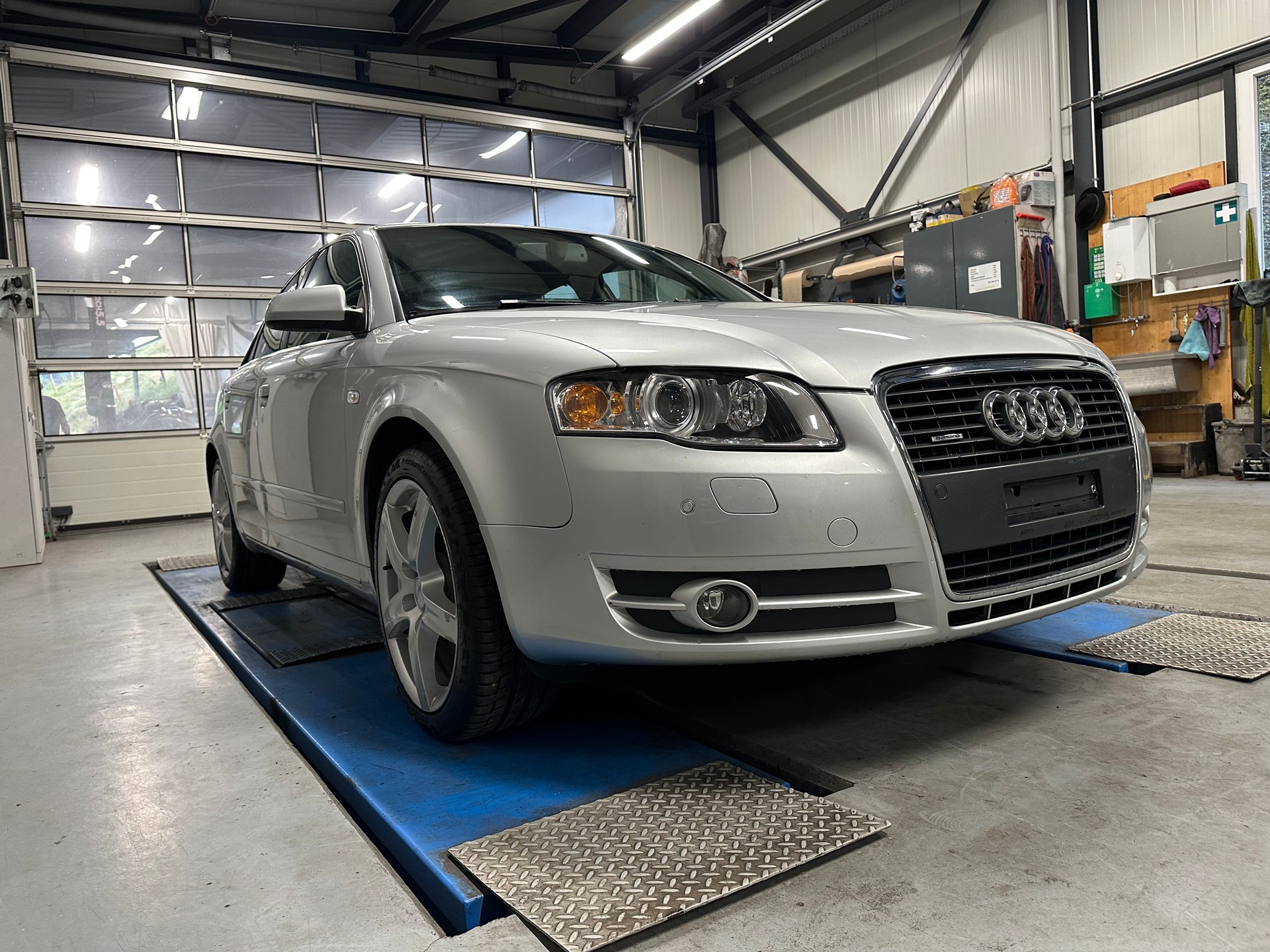 AUDI A4 3.2 FSI quattro-image-5