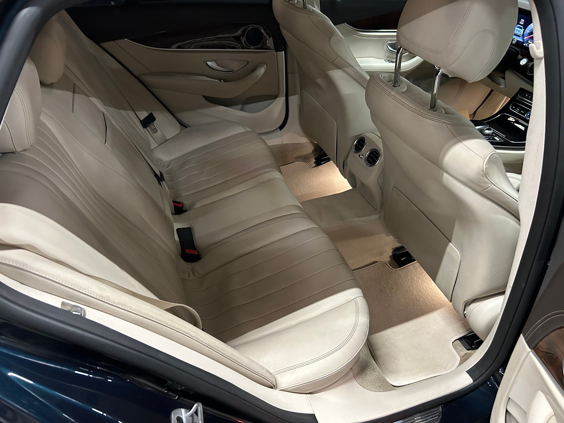 MERCEDES-BENZ E 220 d Exclusive 4Matic 9G-Tronic-image-10