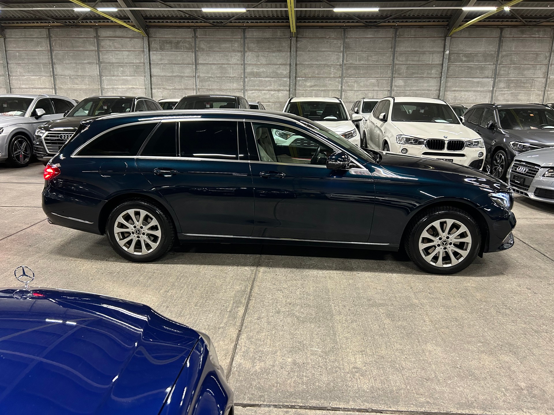 MERCEDES-BENZ E 220 d Exclusive 4Matic 9G-Tronic-showroom-element-2