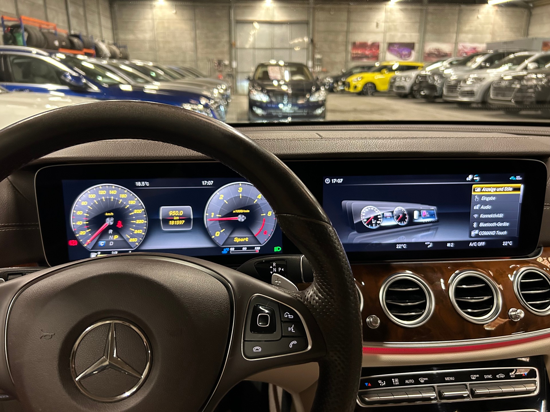MERCEDES-BENZ E 220 d Exclusive 4Matic 9G-Tronic-image-15