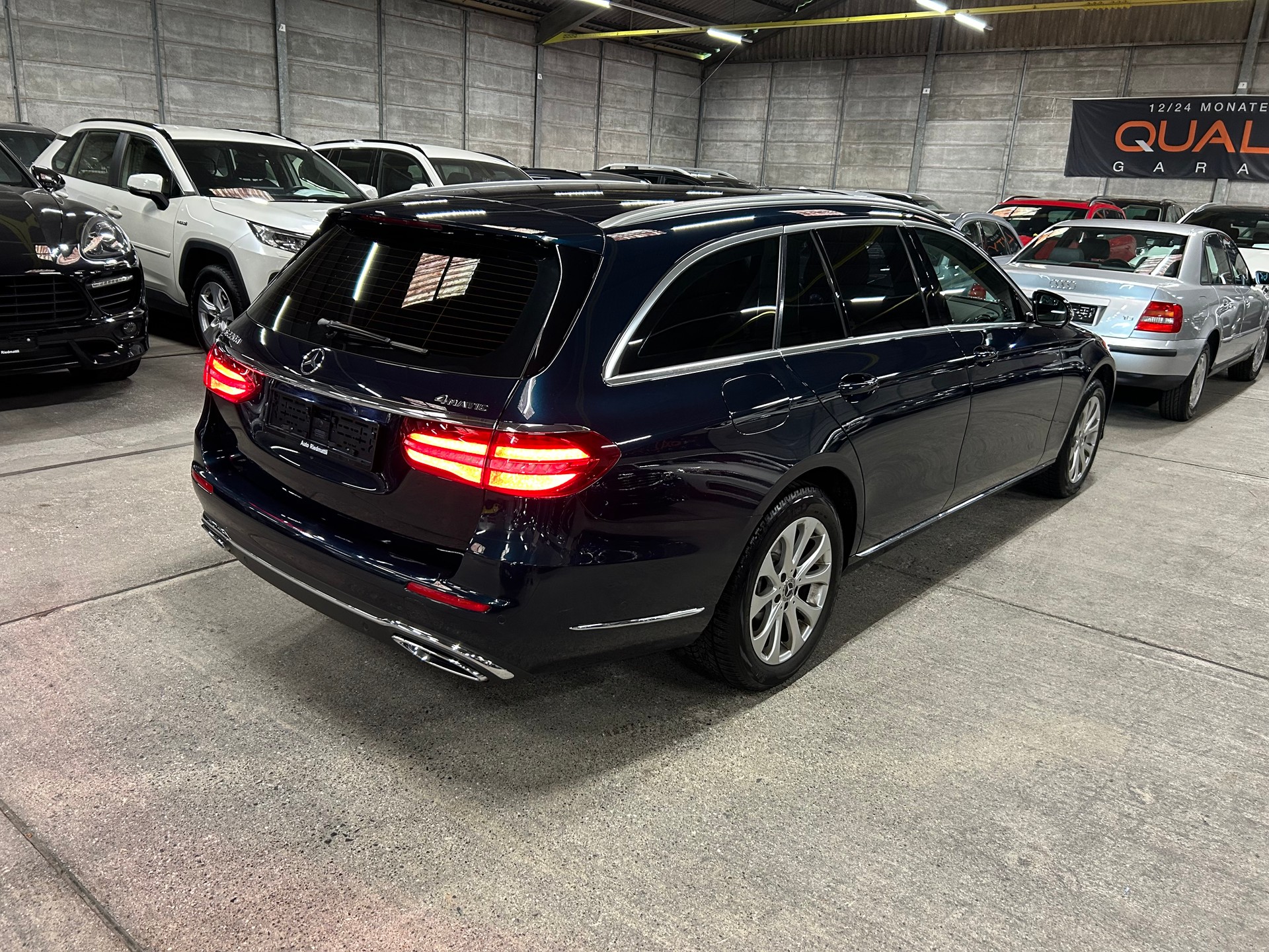 MERCEDES-BENZ E 220 d Exclusive 4Matic 9G-Tronic-showroom-element-3