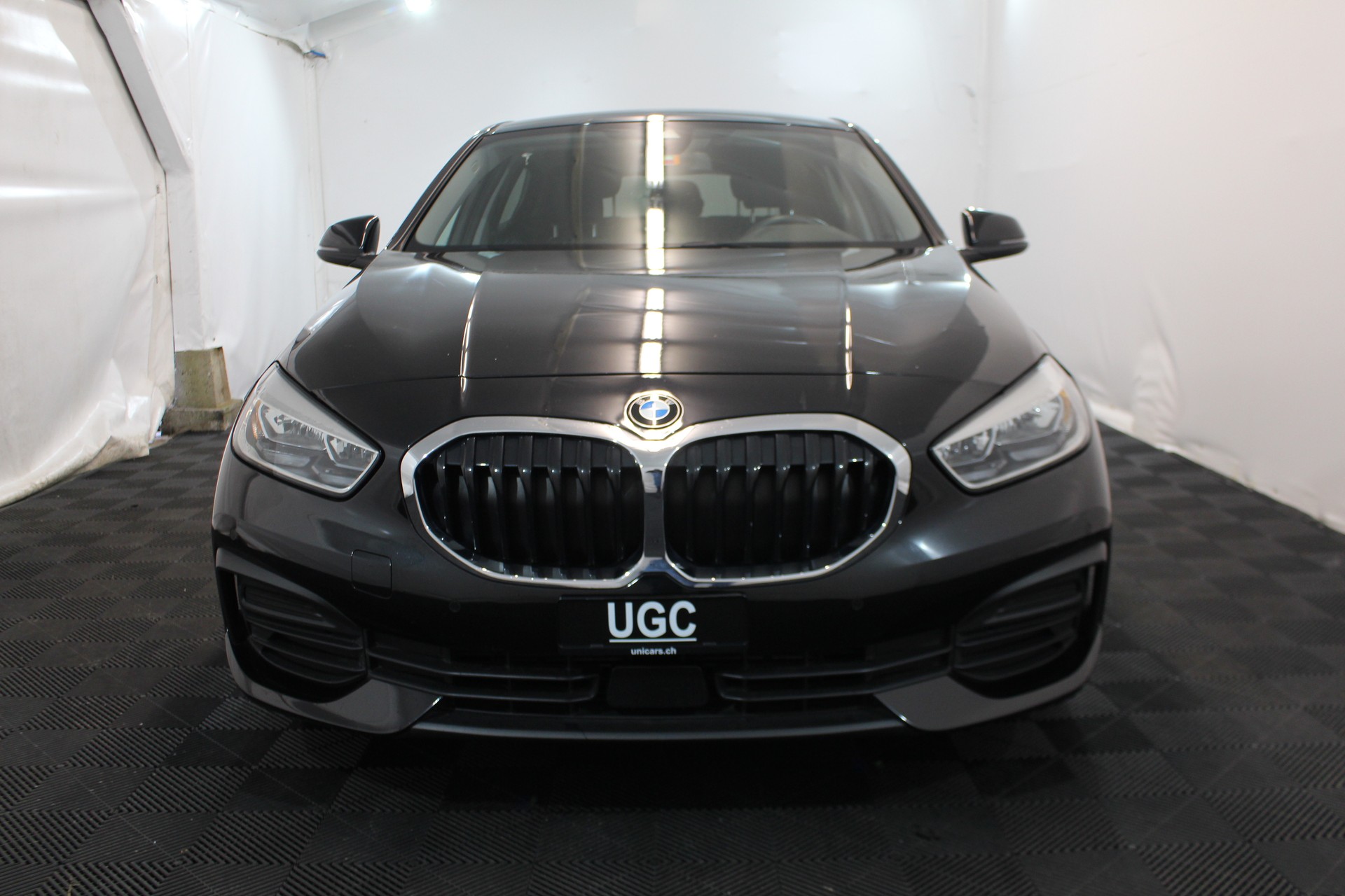 BMW 116d-showroom-element-1