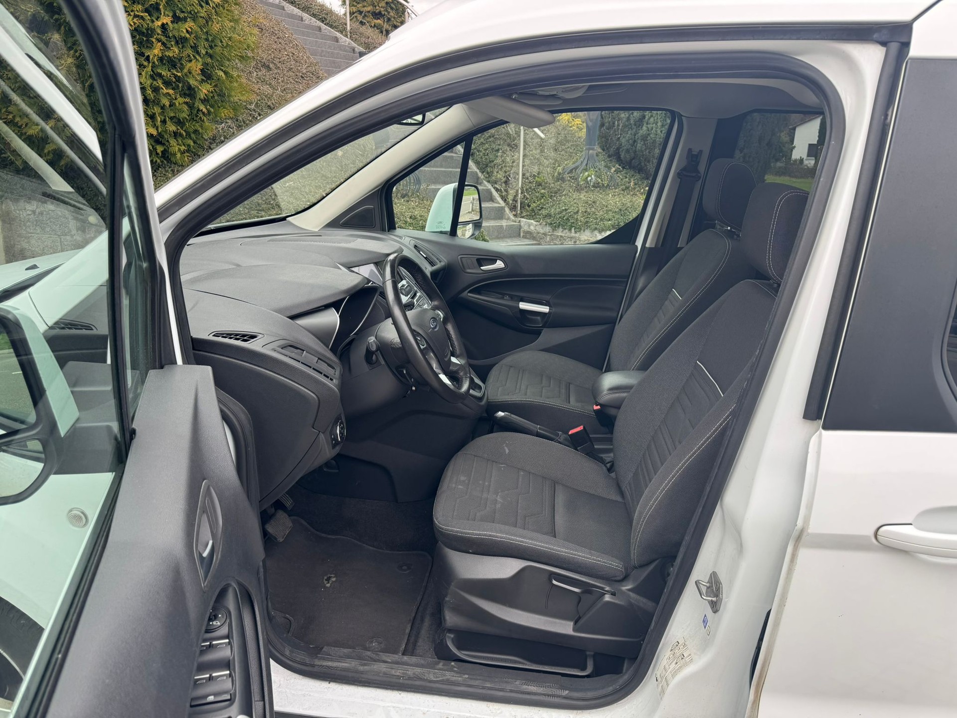FORD Tourneo Connect 1.5 TDCi Titanium Powershift-image-9