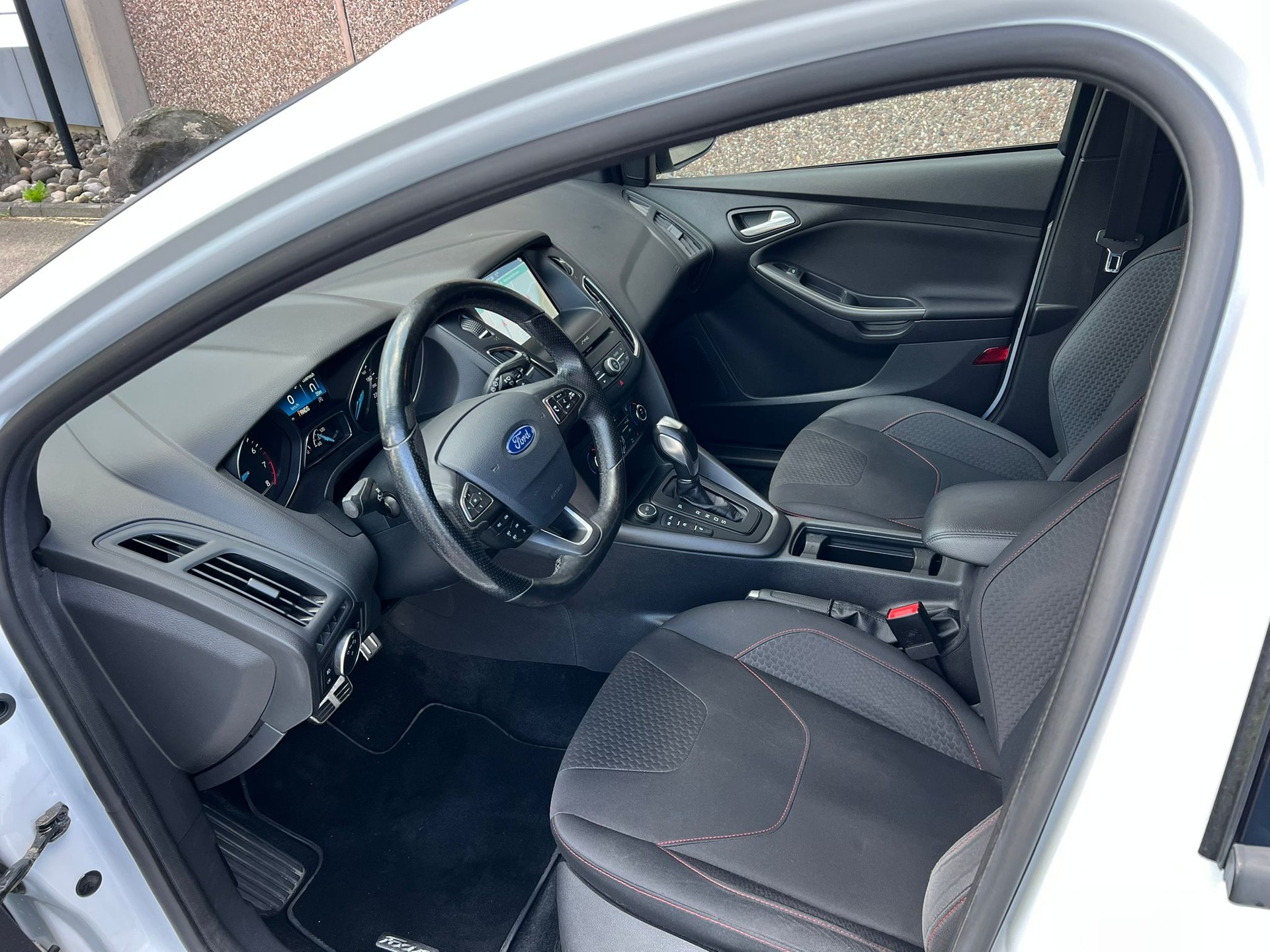 FORD Focus 1.5 SCTi ST Line Automatic-image-9