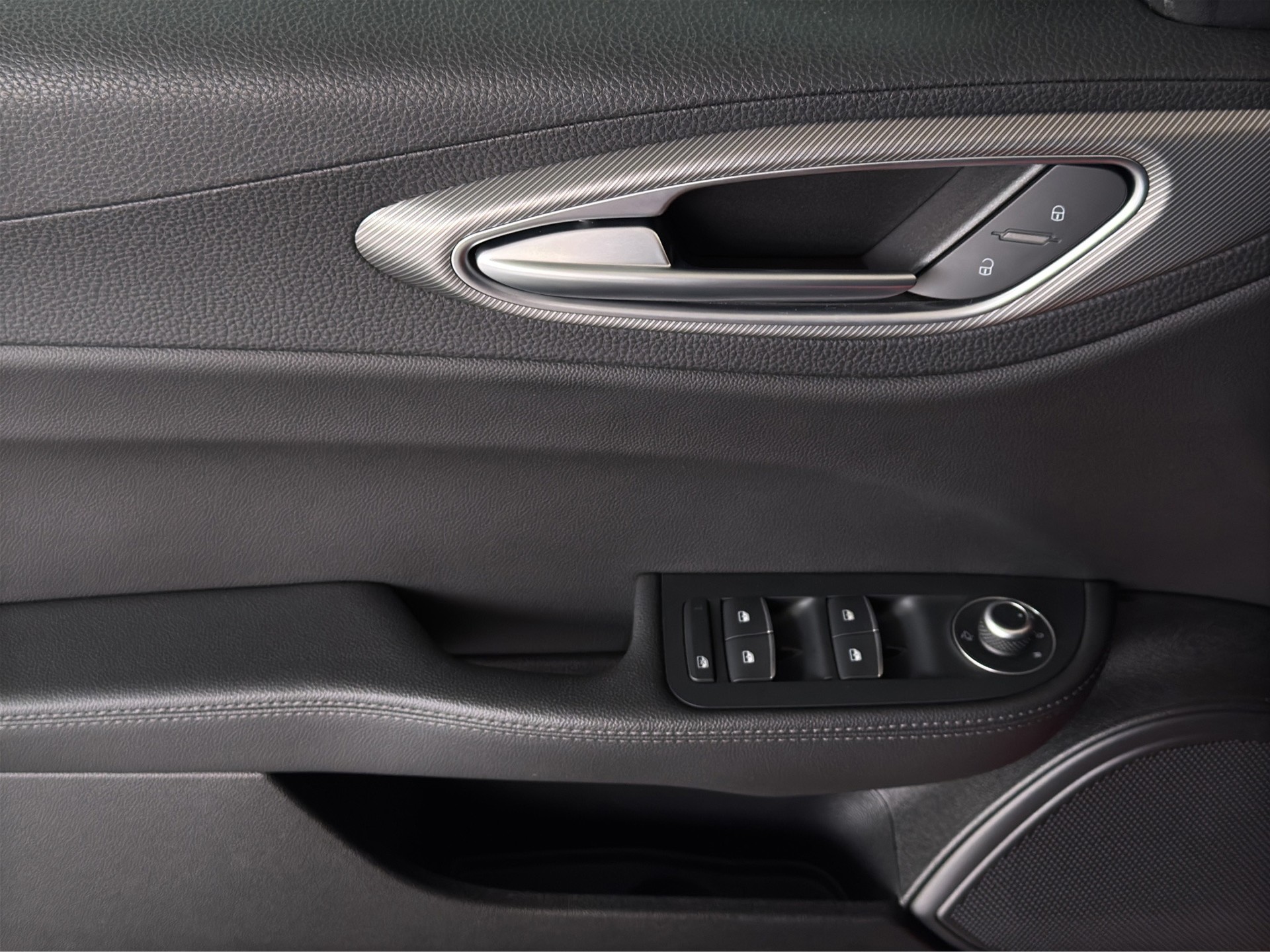 ALFA ROMEO Giulia 2.0 Veloce Q4 AT8 "Navi-Leder-RF.-Kamera"-image-8
