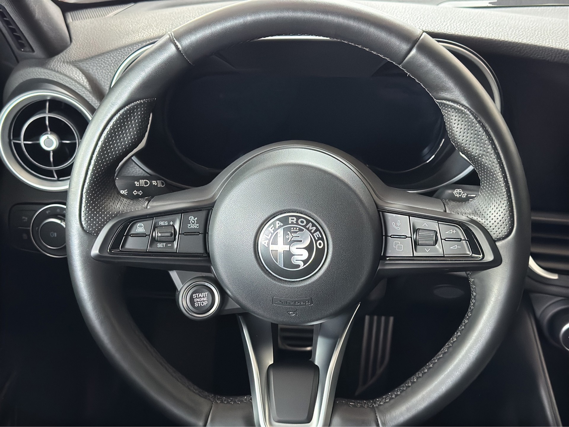 ALFA ROMEO Giulia 2.0 Veloce Q4 AT8 "Navi-Leder-RF.-Kamera"-image-12