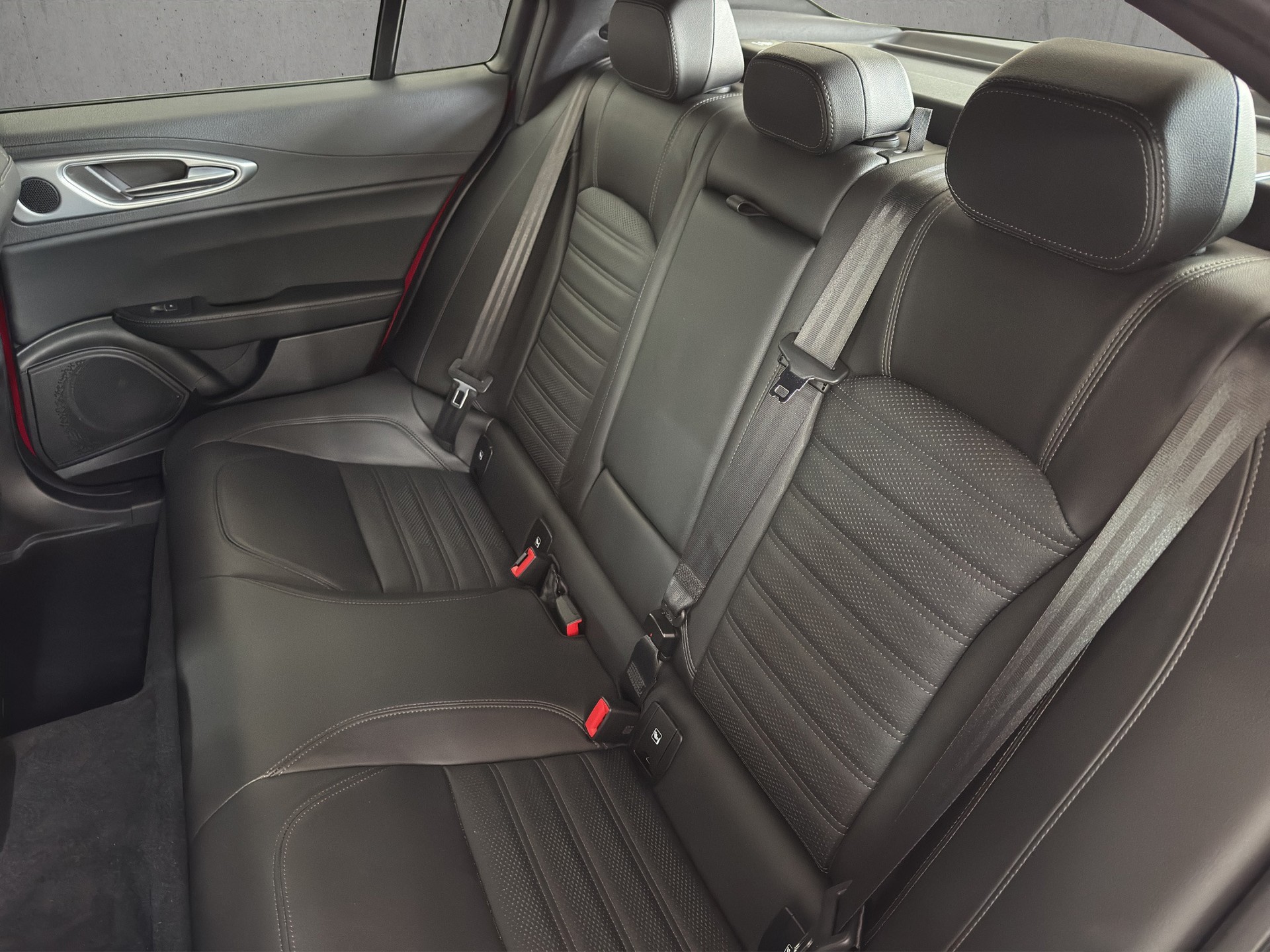ALFA ROMEO Giulia 2.0 Veloce Q4 AT8 "Navi-Leder-RF.-Kamera"-image-9