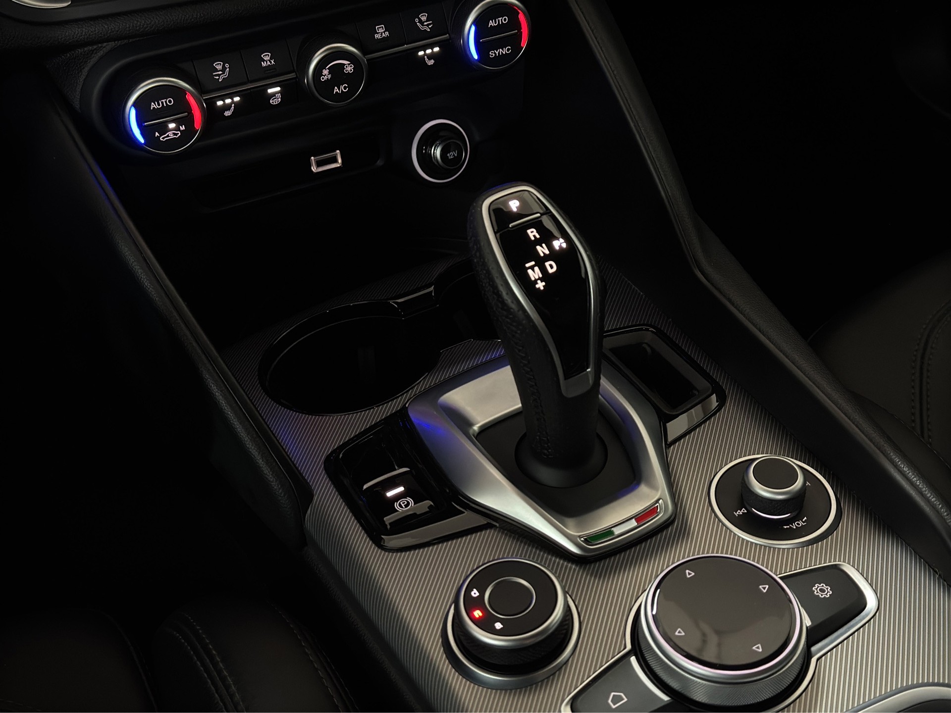 ALFA ROMEO Giulia 2.0 Veloce Q4 AT8 "Navi-Leder-RF.-Kamera"-image-14