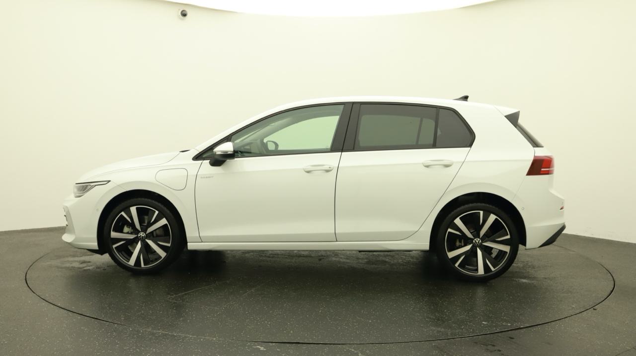 VW Golf VIII 1.5 TSI PHEV Limited-showroom-element-1