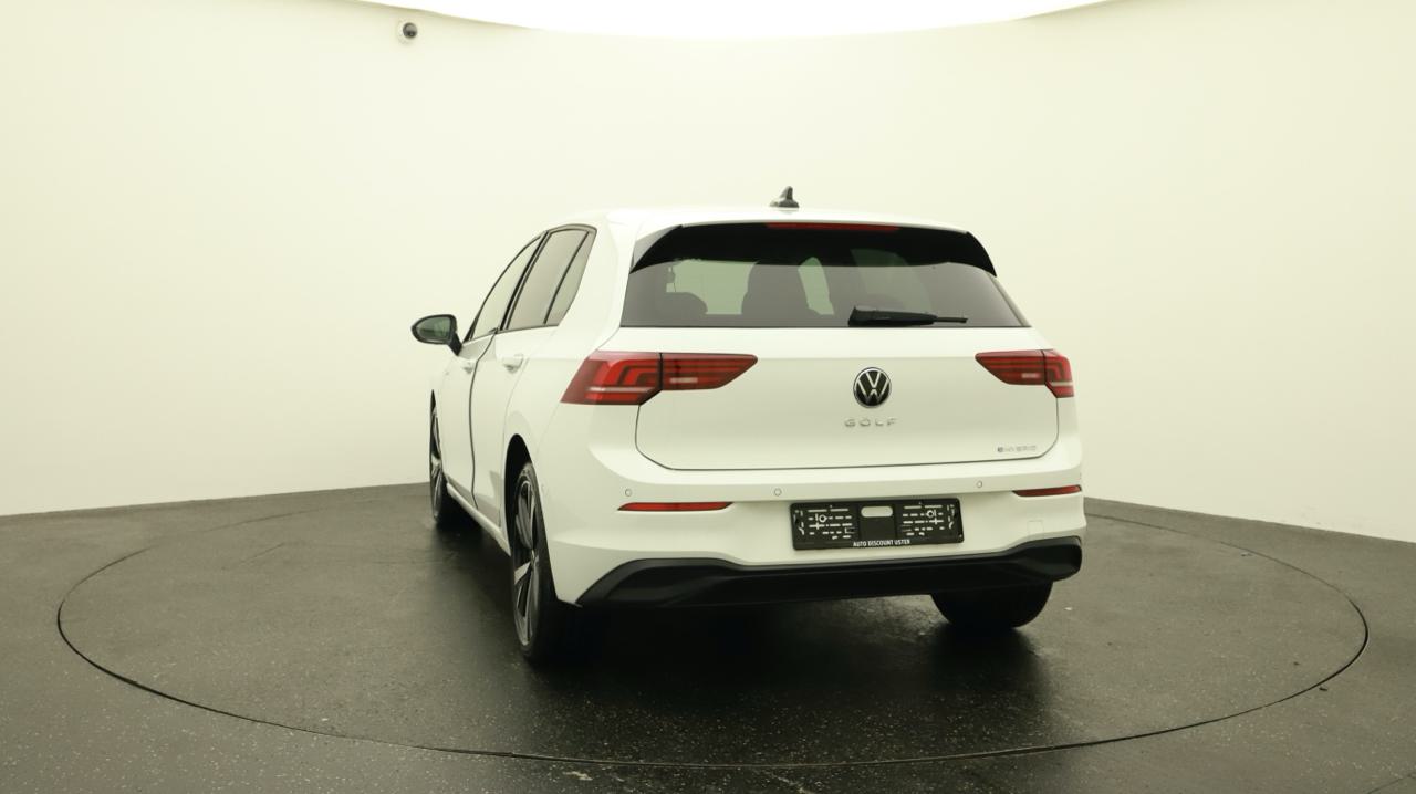 VW Golf VIII 1.5 TSI PHEV Limited-showroom-element-3