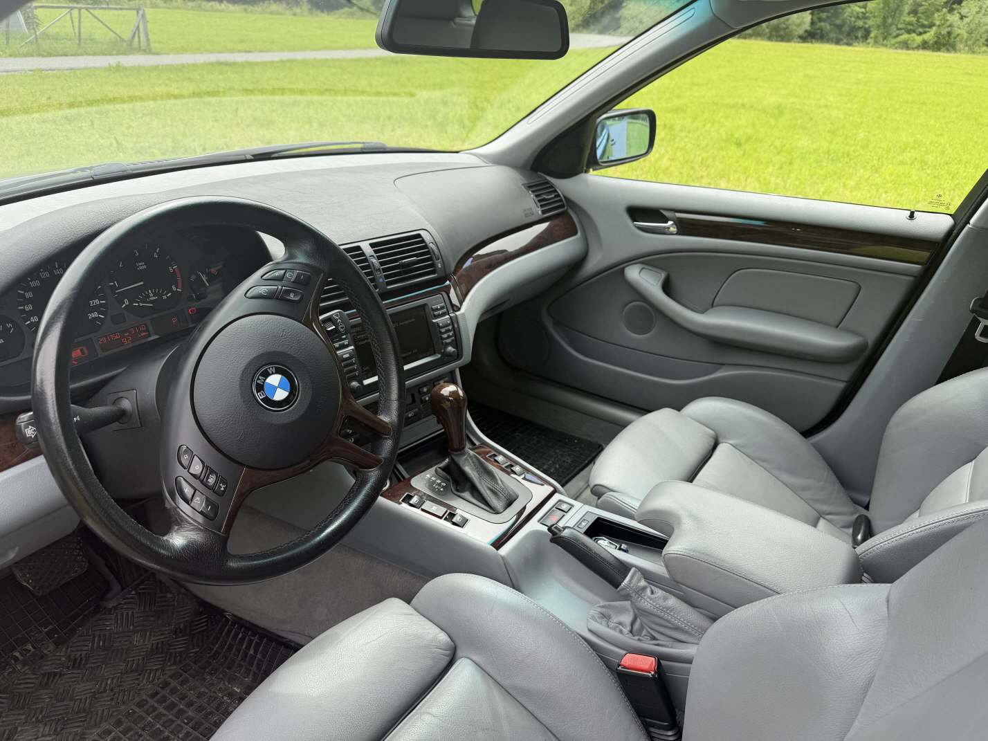 BMW 330d xDrive Touring 4x4-image-12