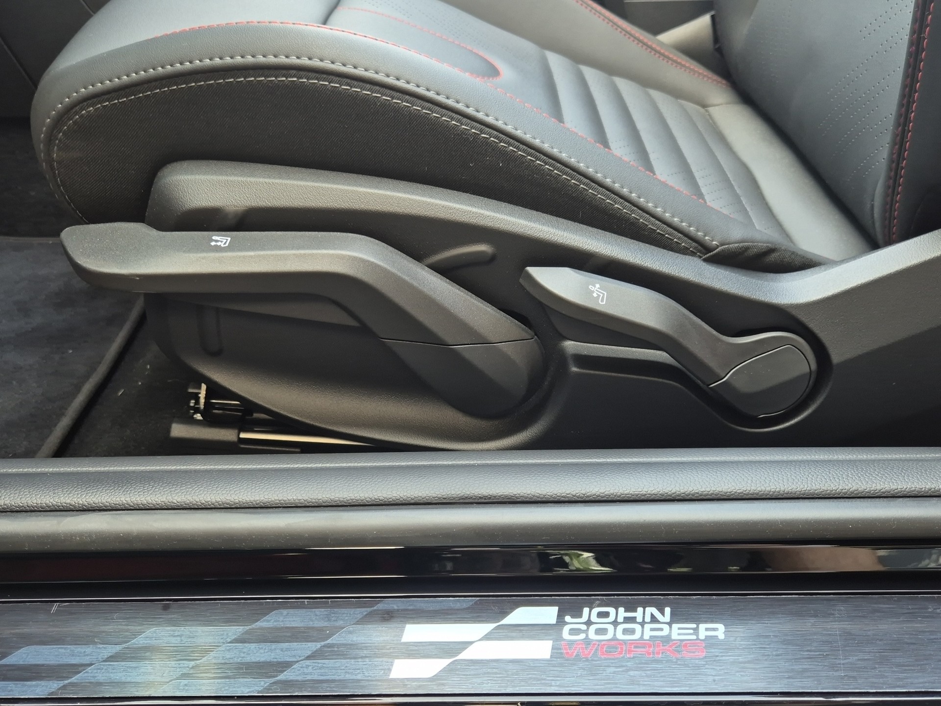 MINI Cooper John Cooper Works Cabriolet DKG-image-9