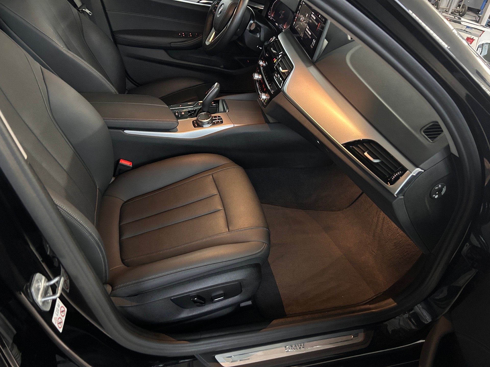 BMW 530i xDrive 48V Steptronic-image-12