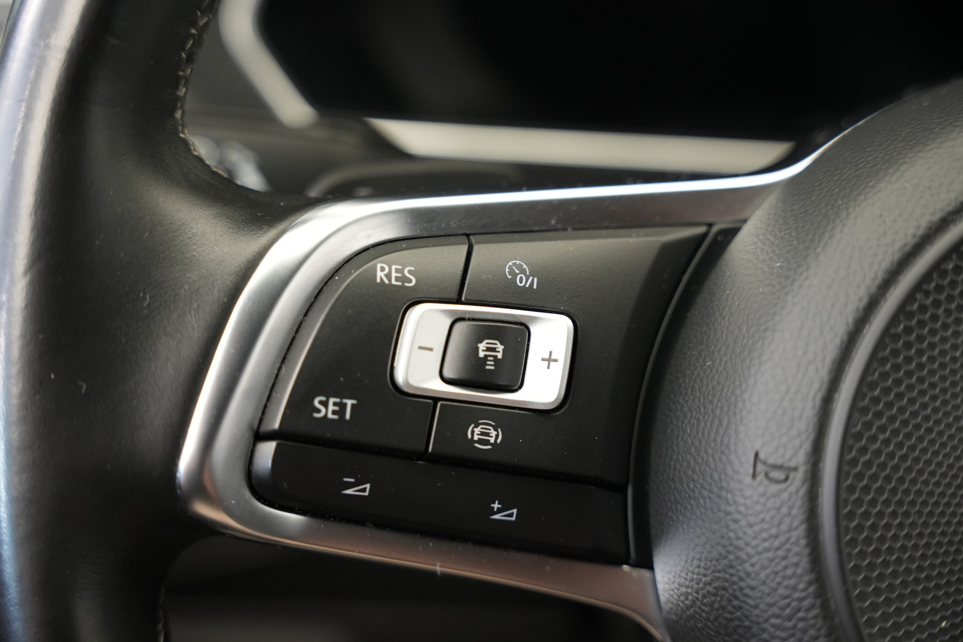 VW Tiguan Allspace 2.0 TDI SCR Highline 4Motion DSG *CH-Fahrzeug* *AHK*-image-27
