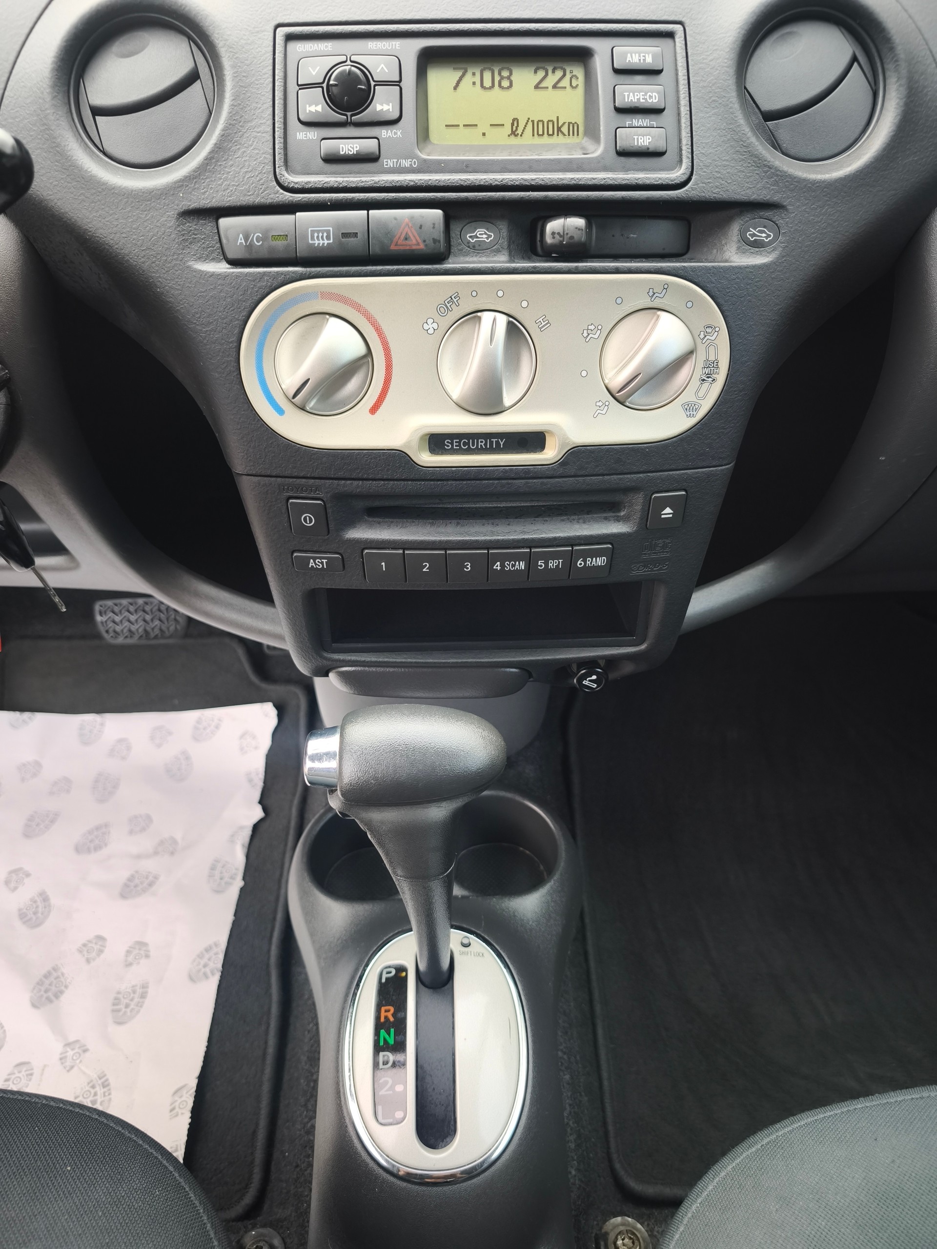 TOYOTA Yaris 1.3 Linea Luna-image-10