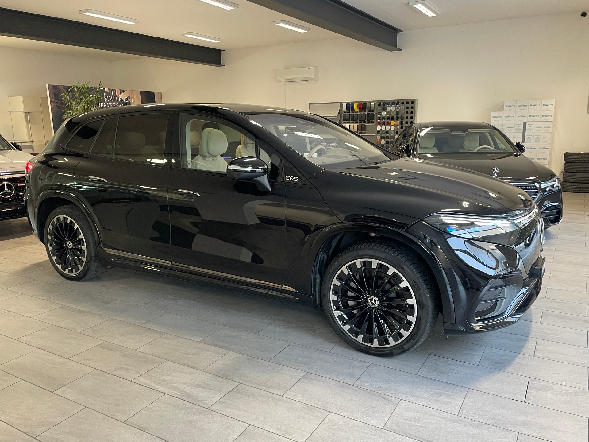 MERCEDES-BENZ EQS 580 4Matic Executive Edition SUV AMG Line-showroom-element-3