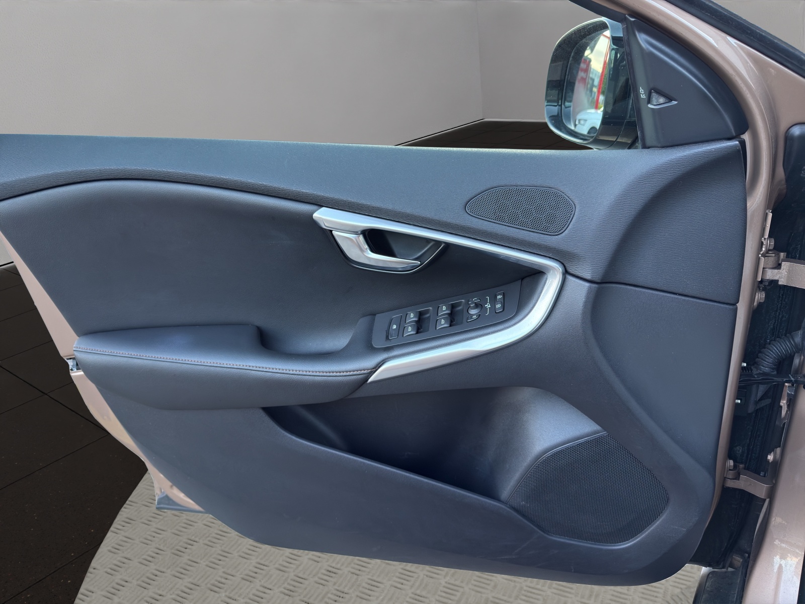 VOLVO V40 Cross Country D3 Momentum Geartronic-image-11