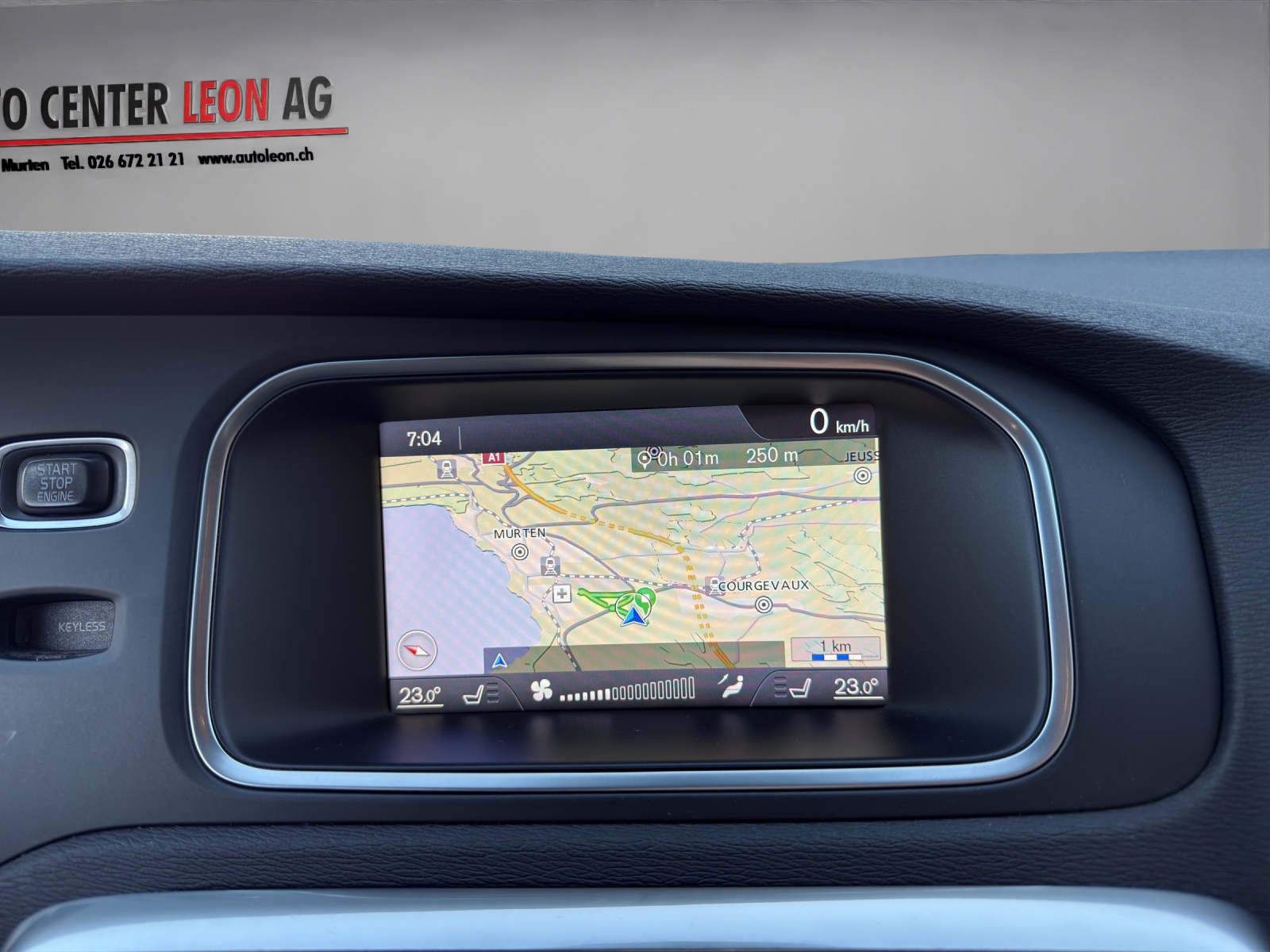VOLVO V40 Cross Country D3 Momentum Geartronic-image-15