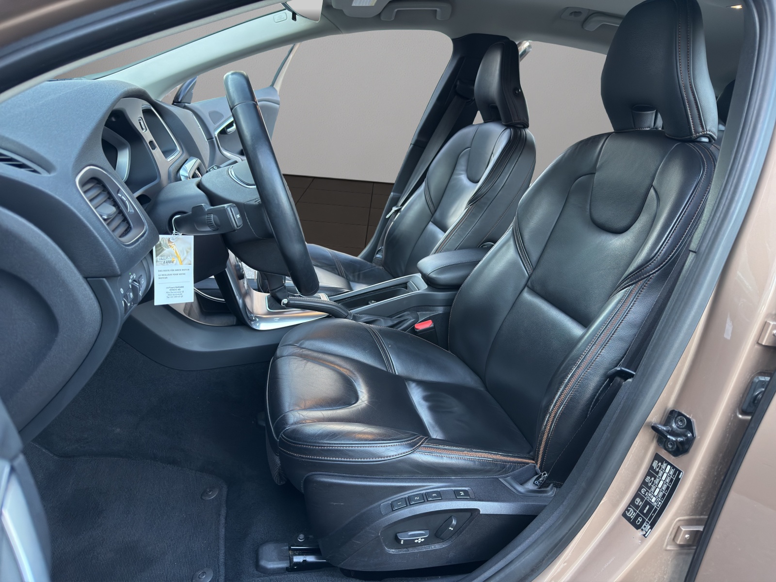 VOLVO V40 Cross Country D3 Momentum Geartronic-image-8