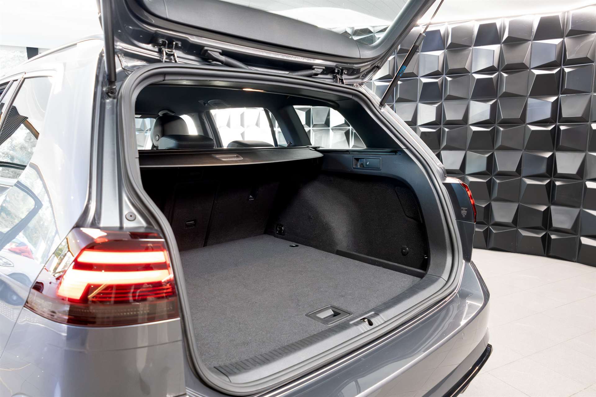 VW Golf Variant 2.0 TSI R 4Motion DSG-image-29