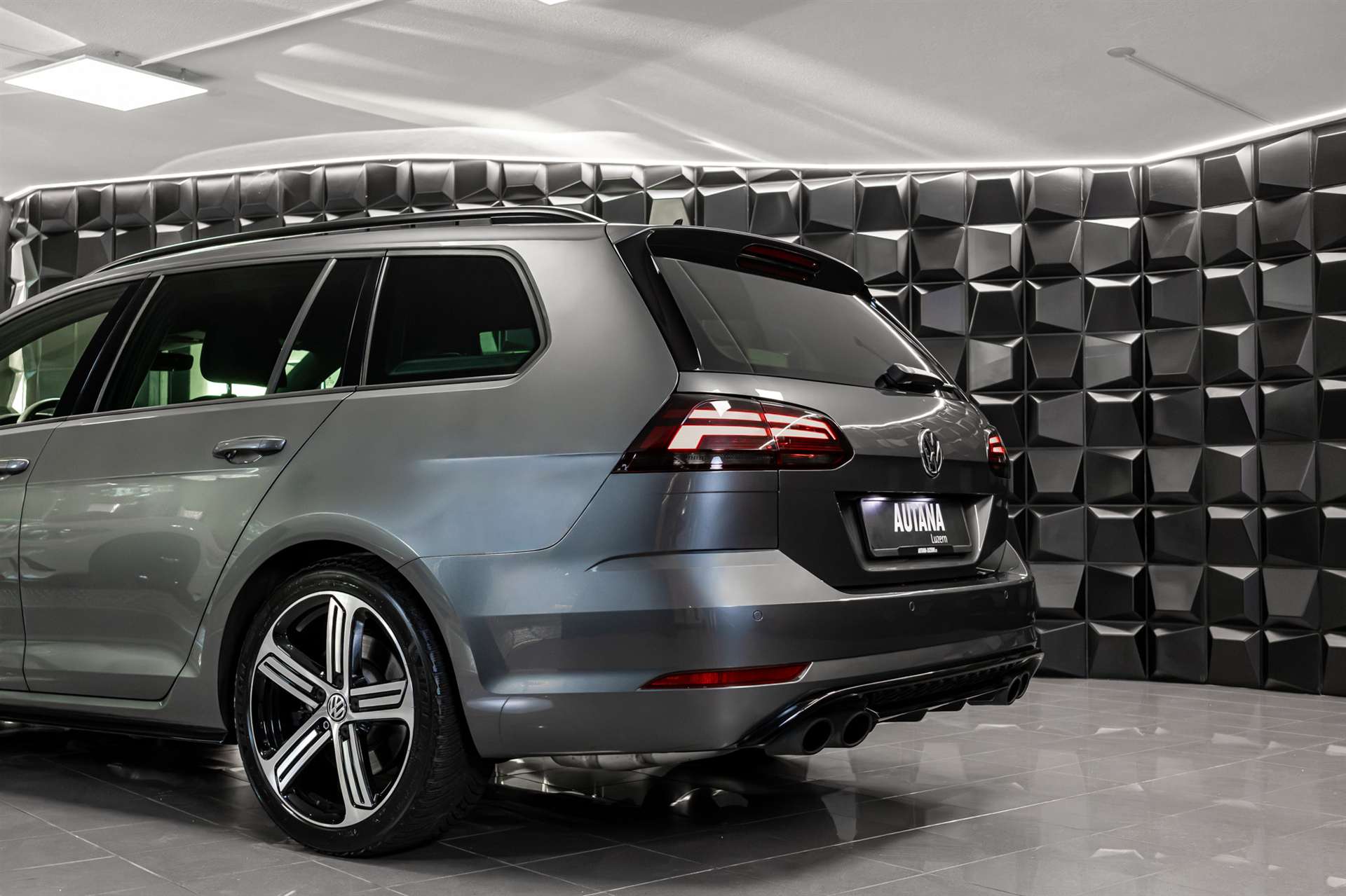 VW Golf Variant 2.0 TSI R 4Motion DSG-image-22