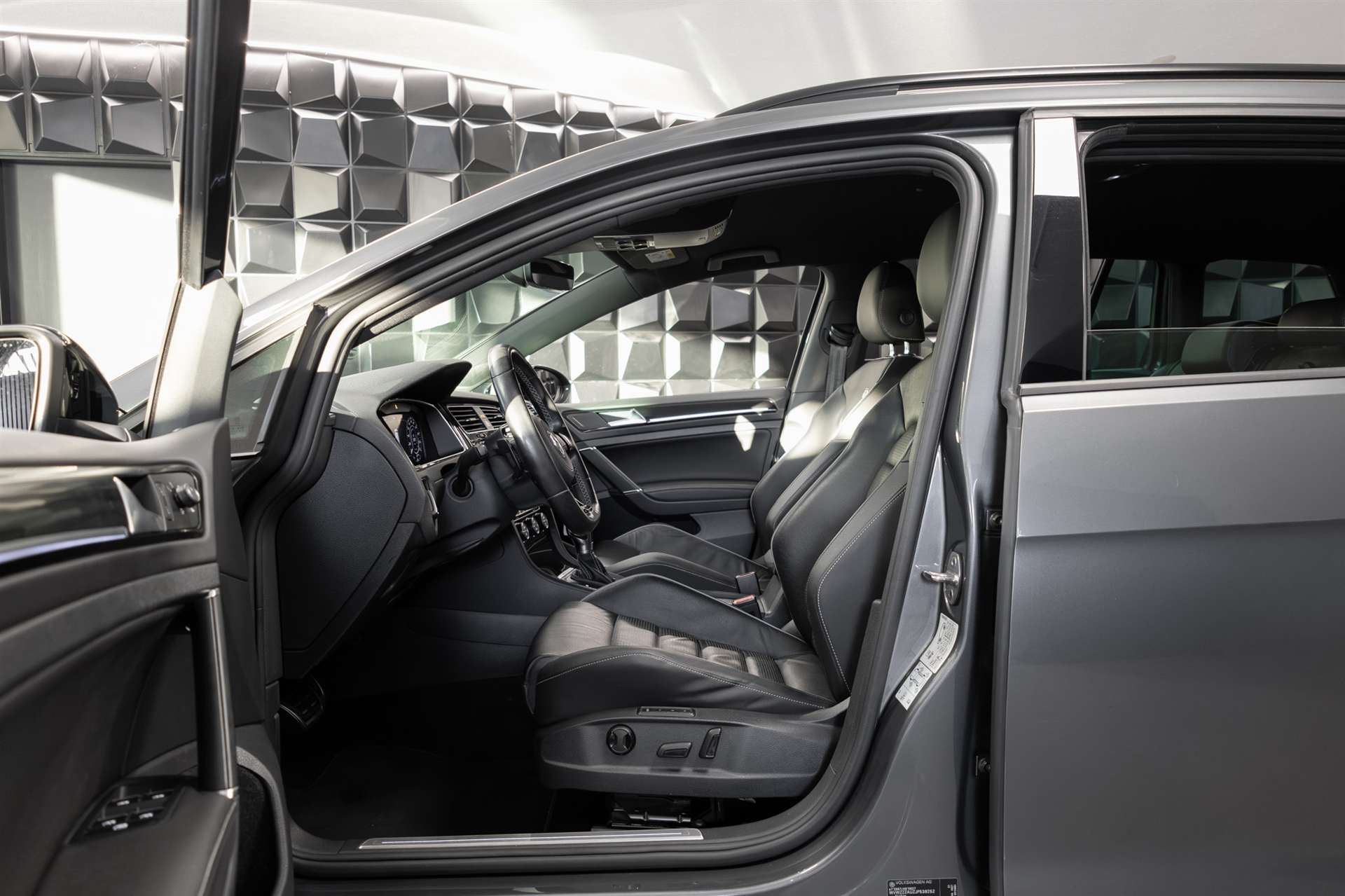 VW Golf Variant 2.0 TSI R 4Motion DSG-image-9