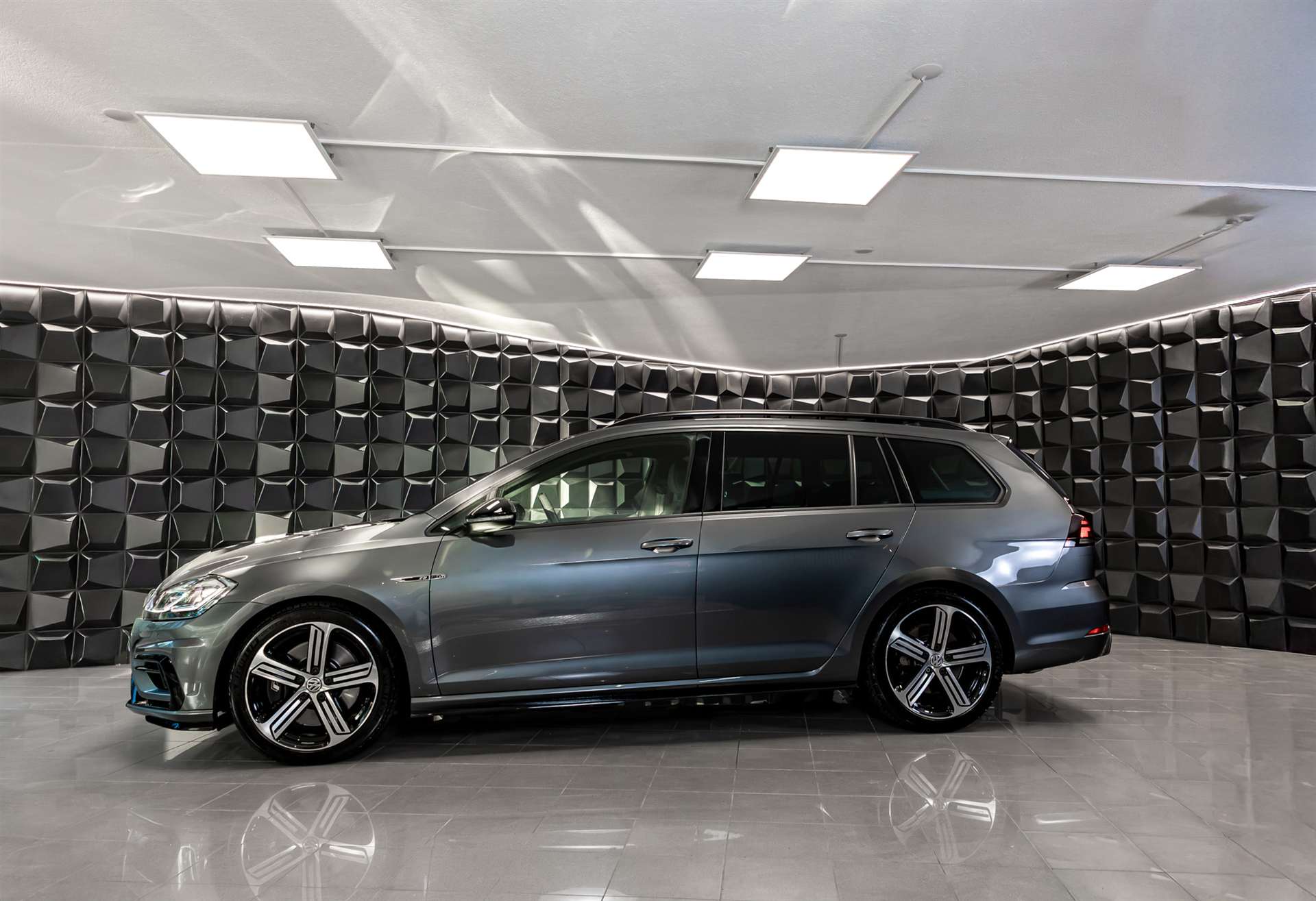 VW Golf Variant 2.0 TSI R 4Motion DSG-showroom-element-1