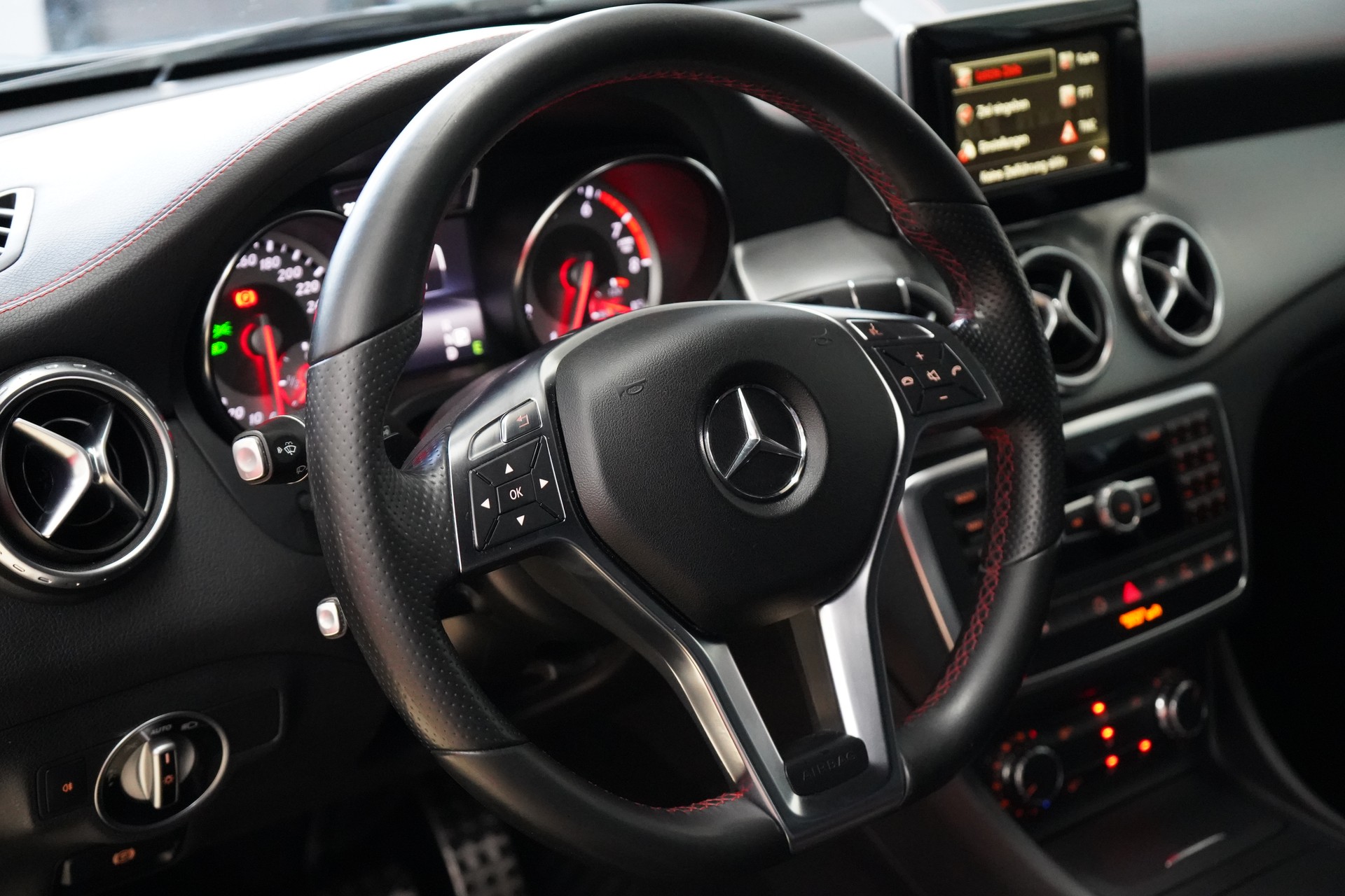 MERCEDES-BENZ GLA 250 AMG Line 4Matic 7G-DCT-image-13