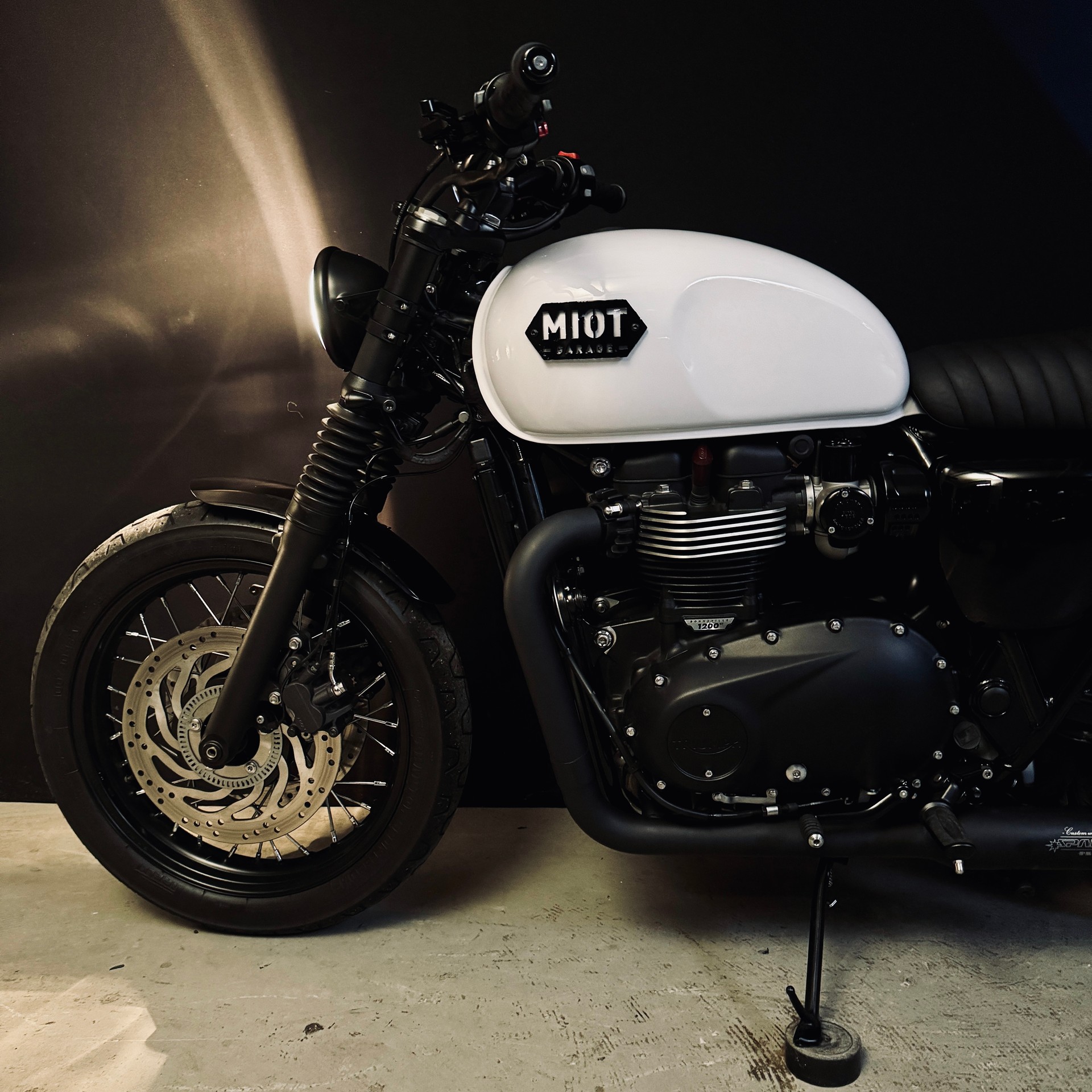 TRIUMPH Bonneville T120 Black-image-1