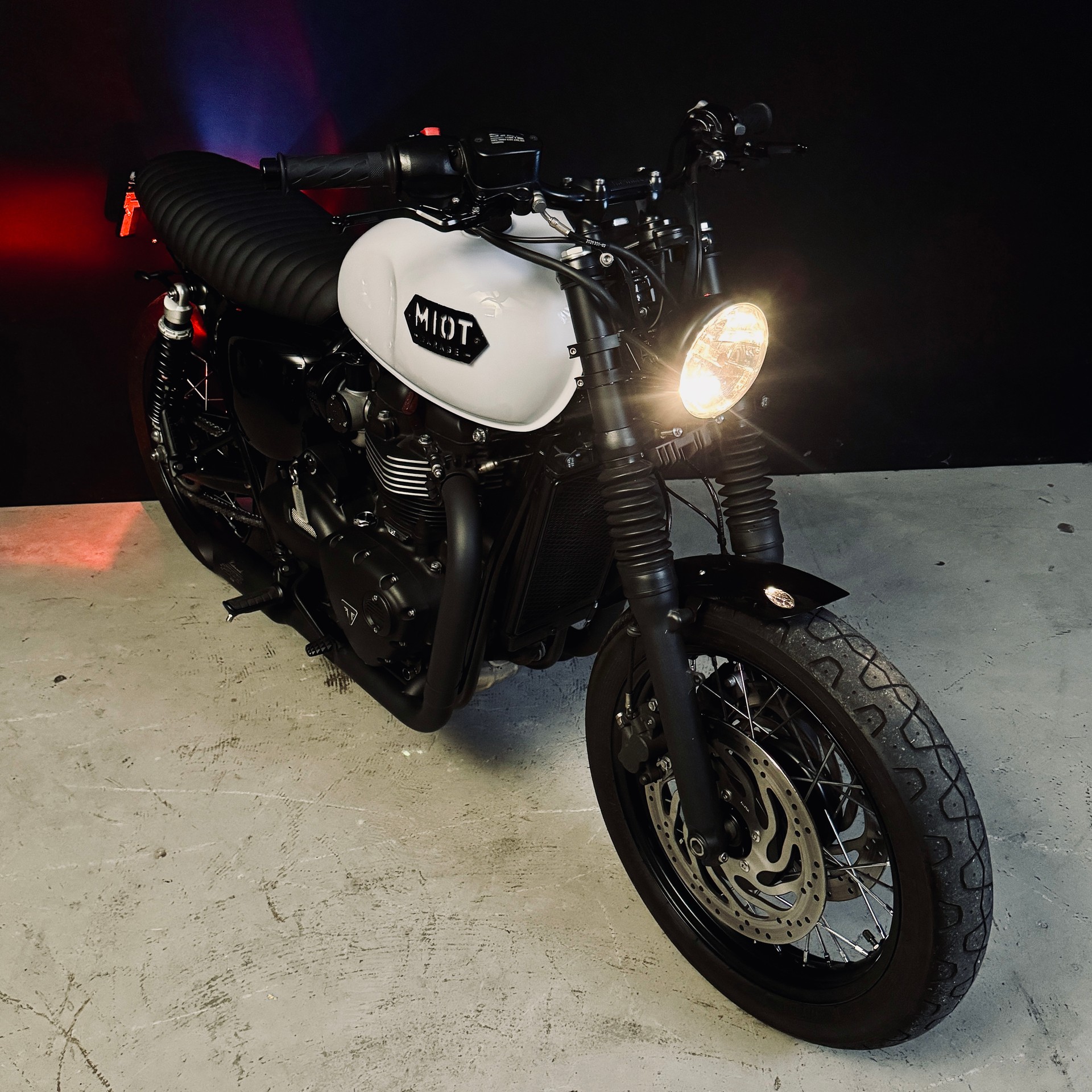 TRIUMPH Bonneville T120 Black-image-4