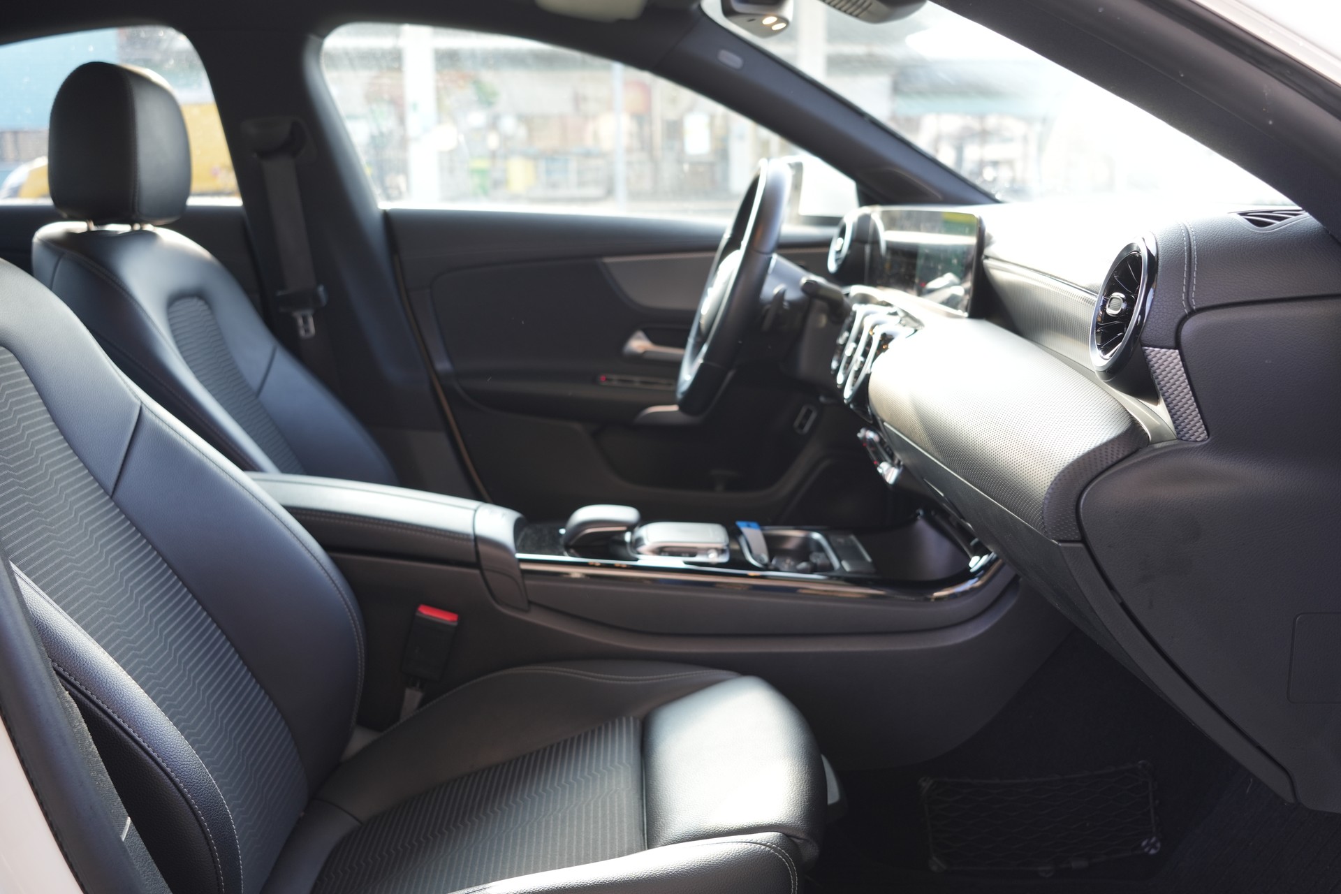 MERCEDES-BENZ CLA 180 d Progressive 7G-DCT-image-10