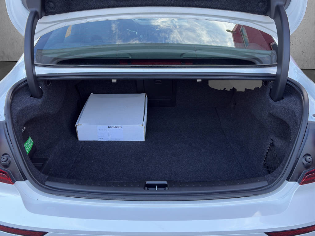 VOLVO S60 2.0 T8 TE Ultimate Dark eAWD-image-13