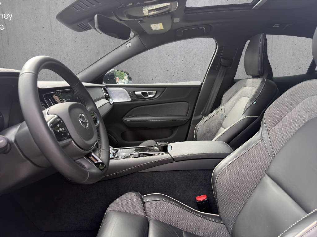 VOLVO S60 2.0 T8 TE Ultimate Dark eAWD-image-8