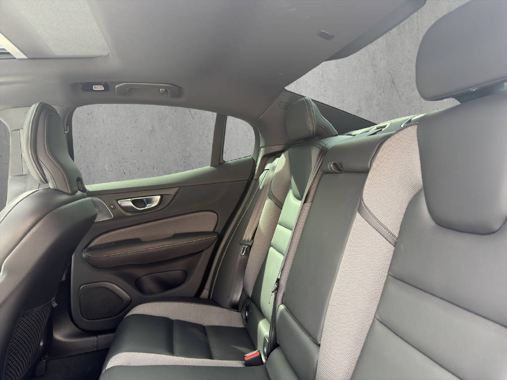 VOLVO S60 2.0 T8 TE Ultimate Dark eAWD-image-14