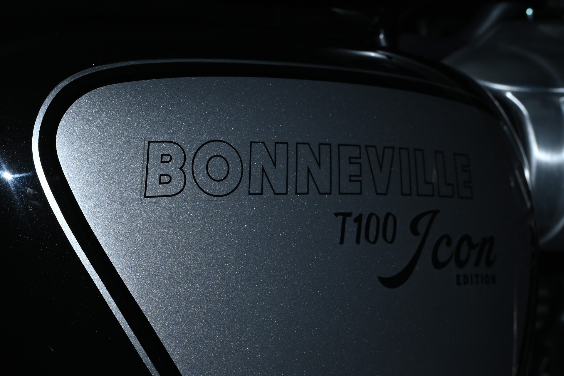 TRIUMPH Bonneville 900 T 100 Special Edition-image-8