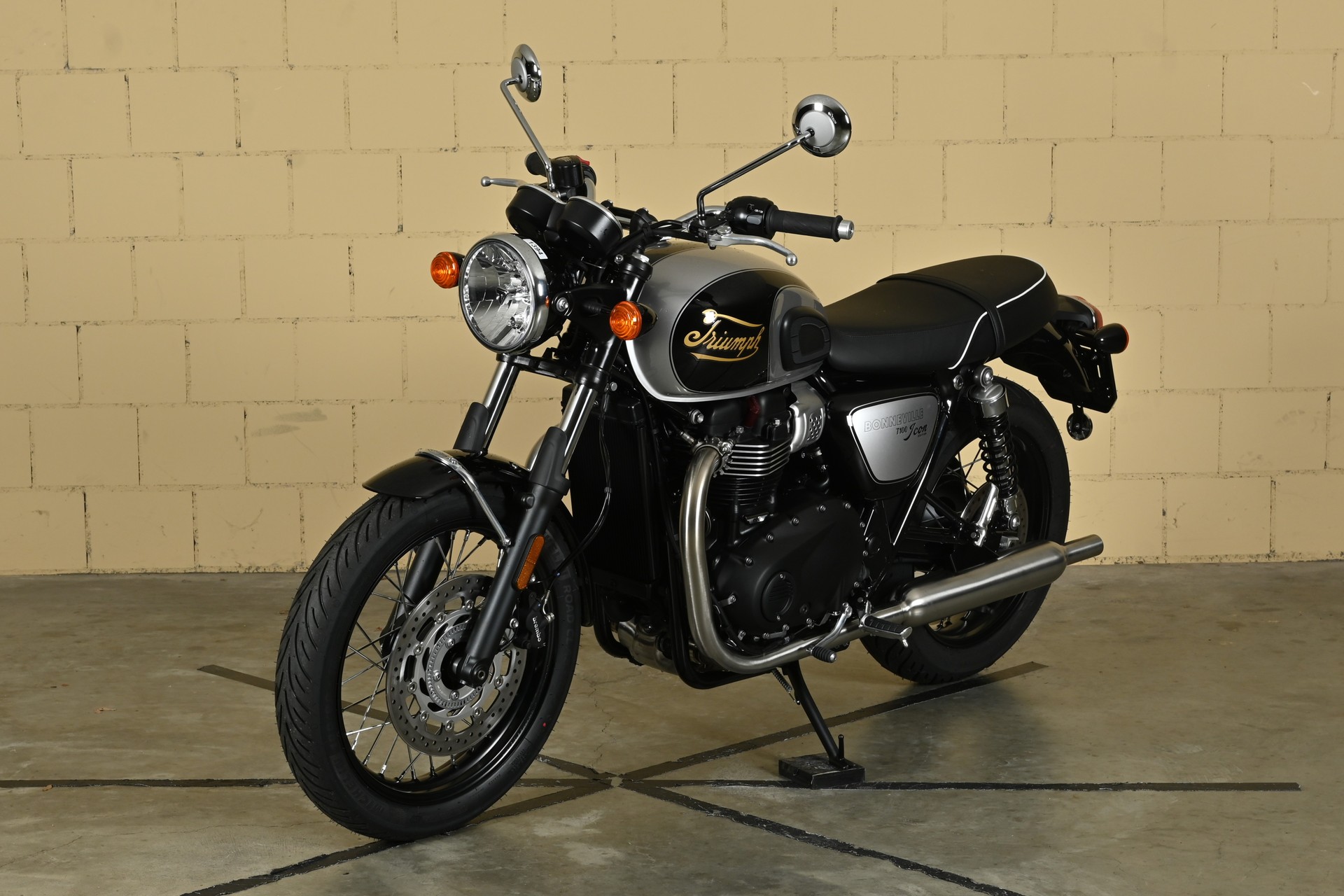 TRIUMPH Bonneville 900 T 100 Special Edition-showroom-element-2