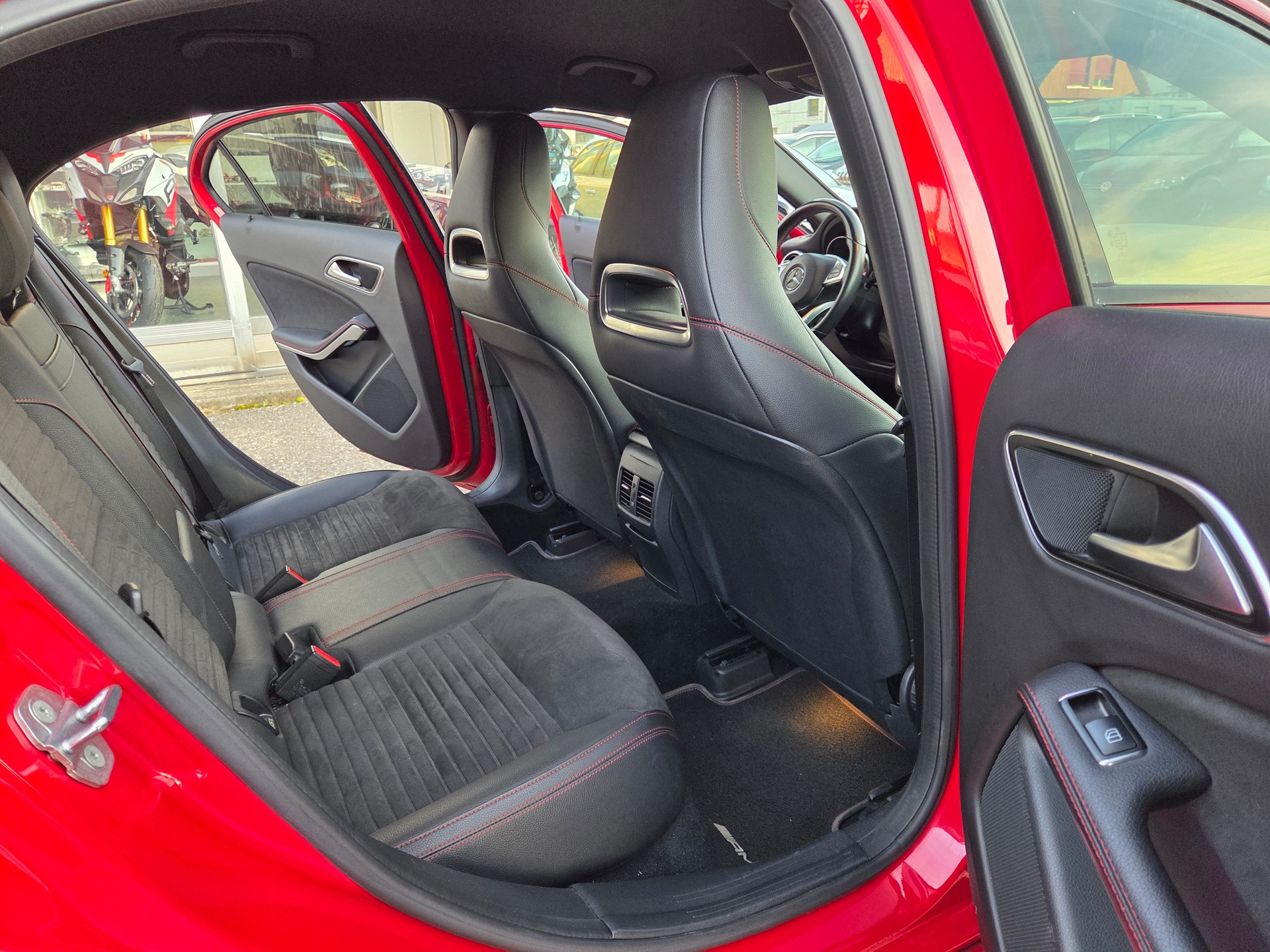MERCEDES-BENZ A 250 Active Star 4Matic 7G-DCT-image-10