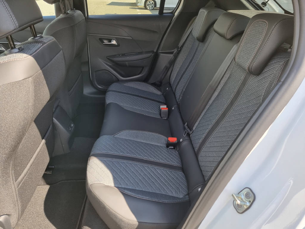 PEUGEOT 208 1.2 Hybrid Allure Premium-image-6