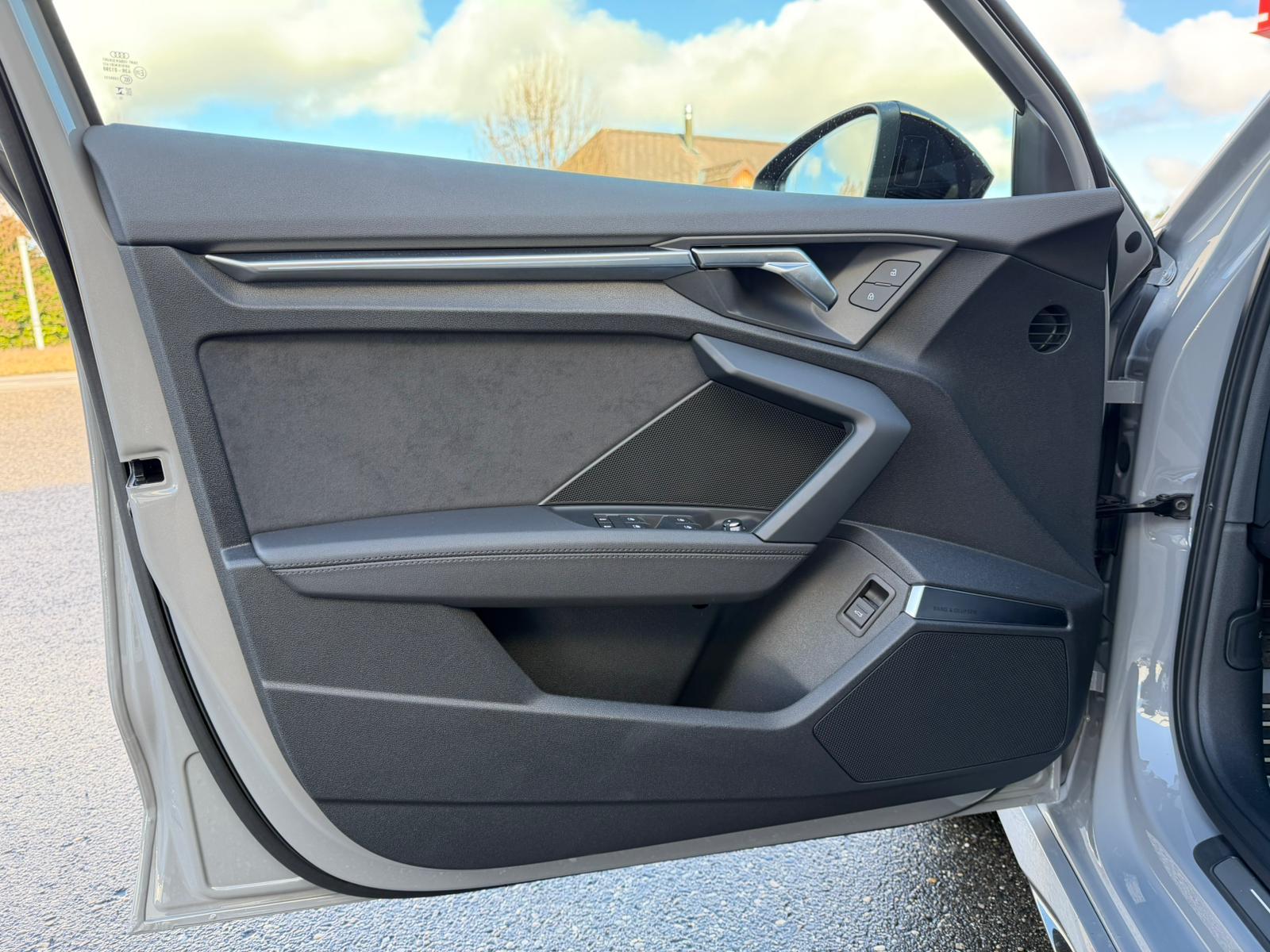 AUDI RS3 Limousine 2.5 TSI quattro S-tronic-image-10