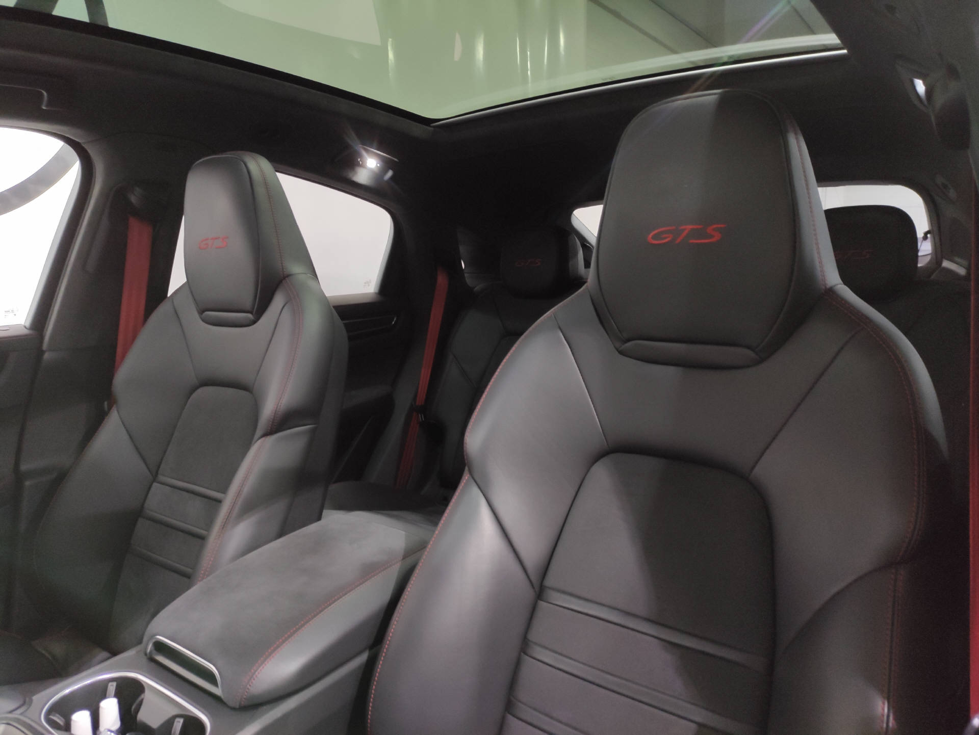 PORSCHE Cayenne Coupé 4.0 V8 GTS-image-4