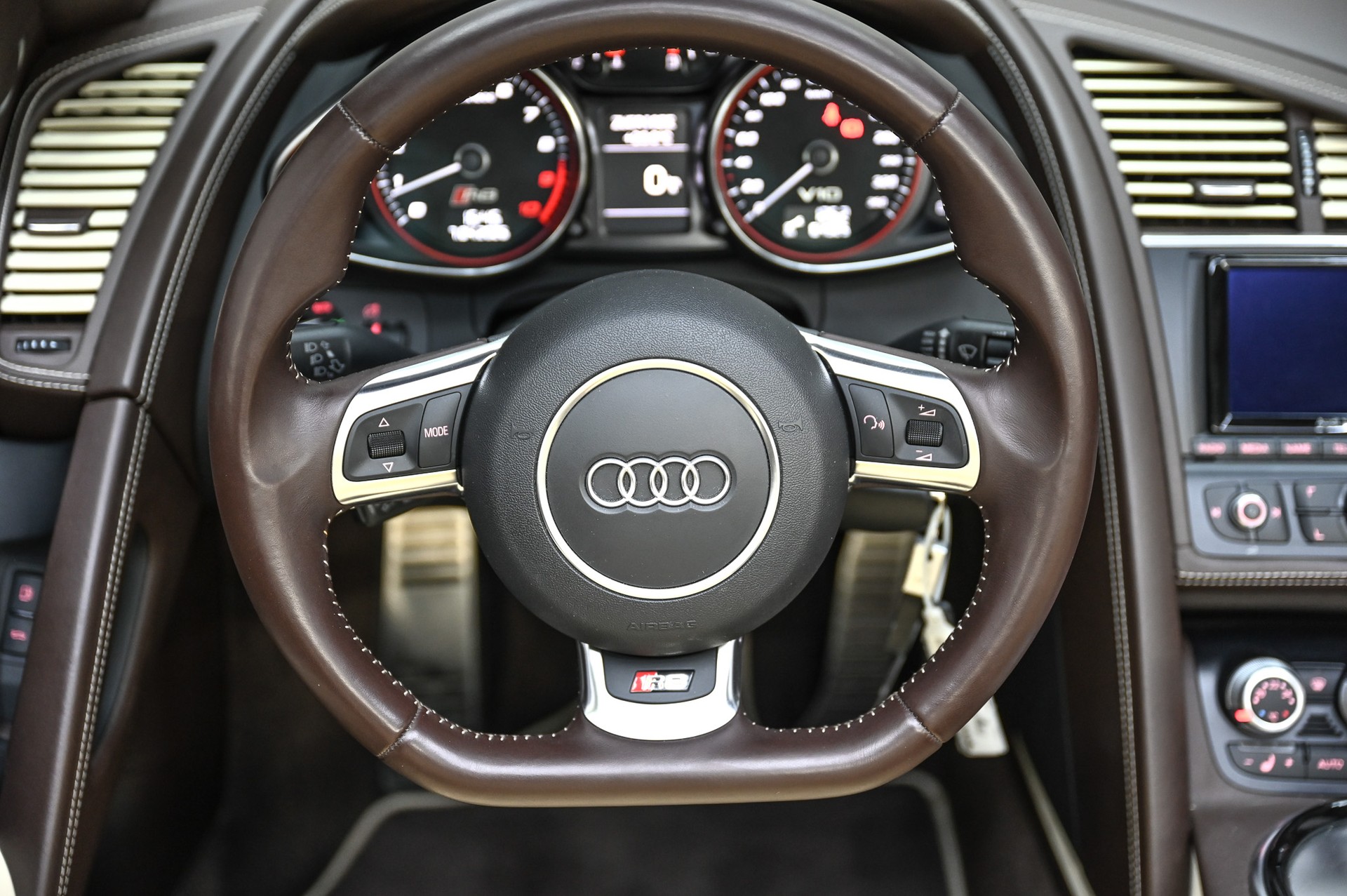 AUDI R8 Spyder 5.2 FSI V10 quattro-image-25