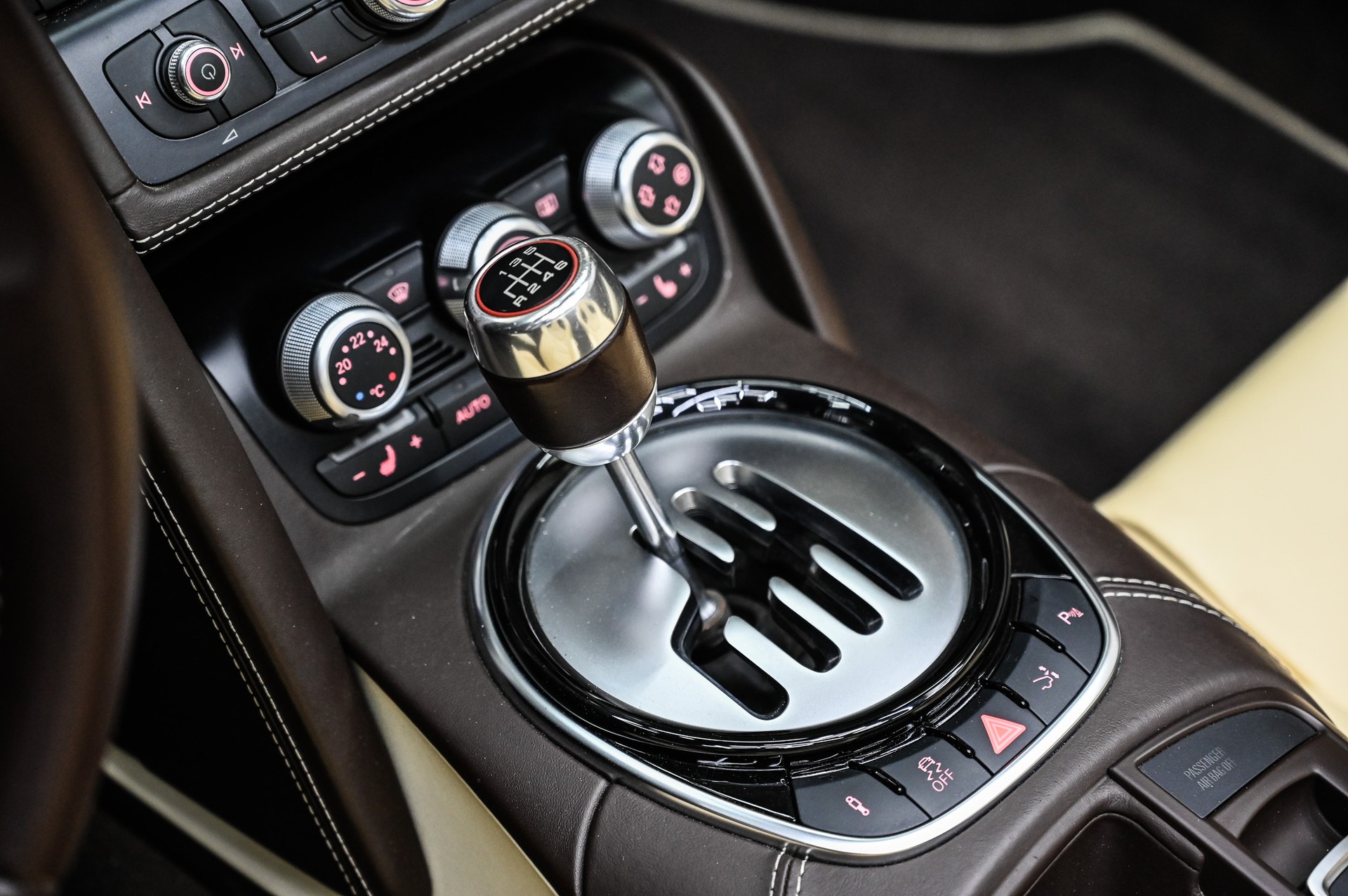 AUDI R8 Spyder 5.2 FSI V10 quattro-image-36